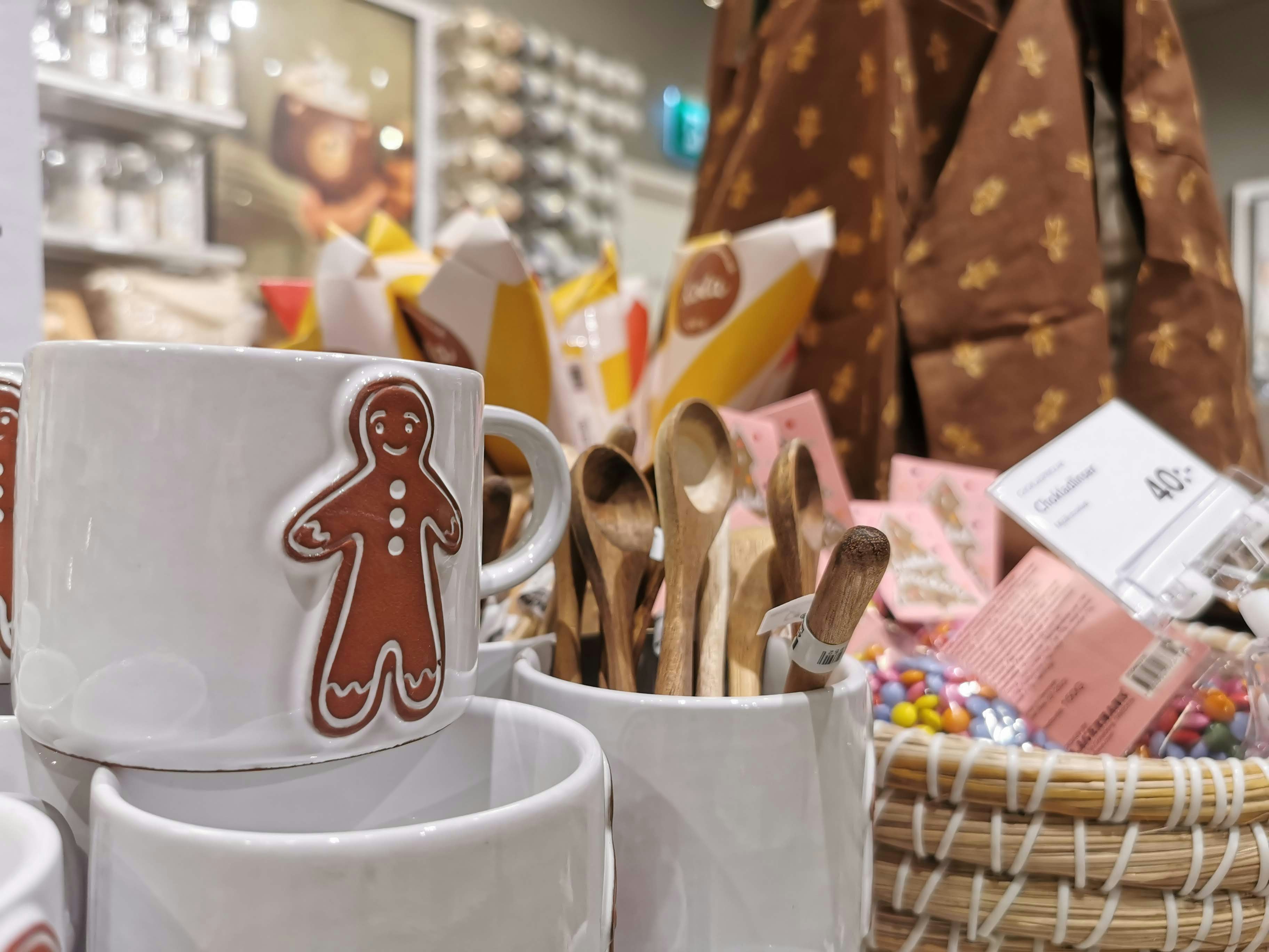 mug gingerbread man dan suvenir kafe yang dipajang