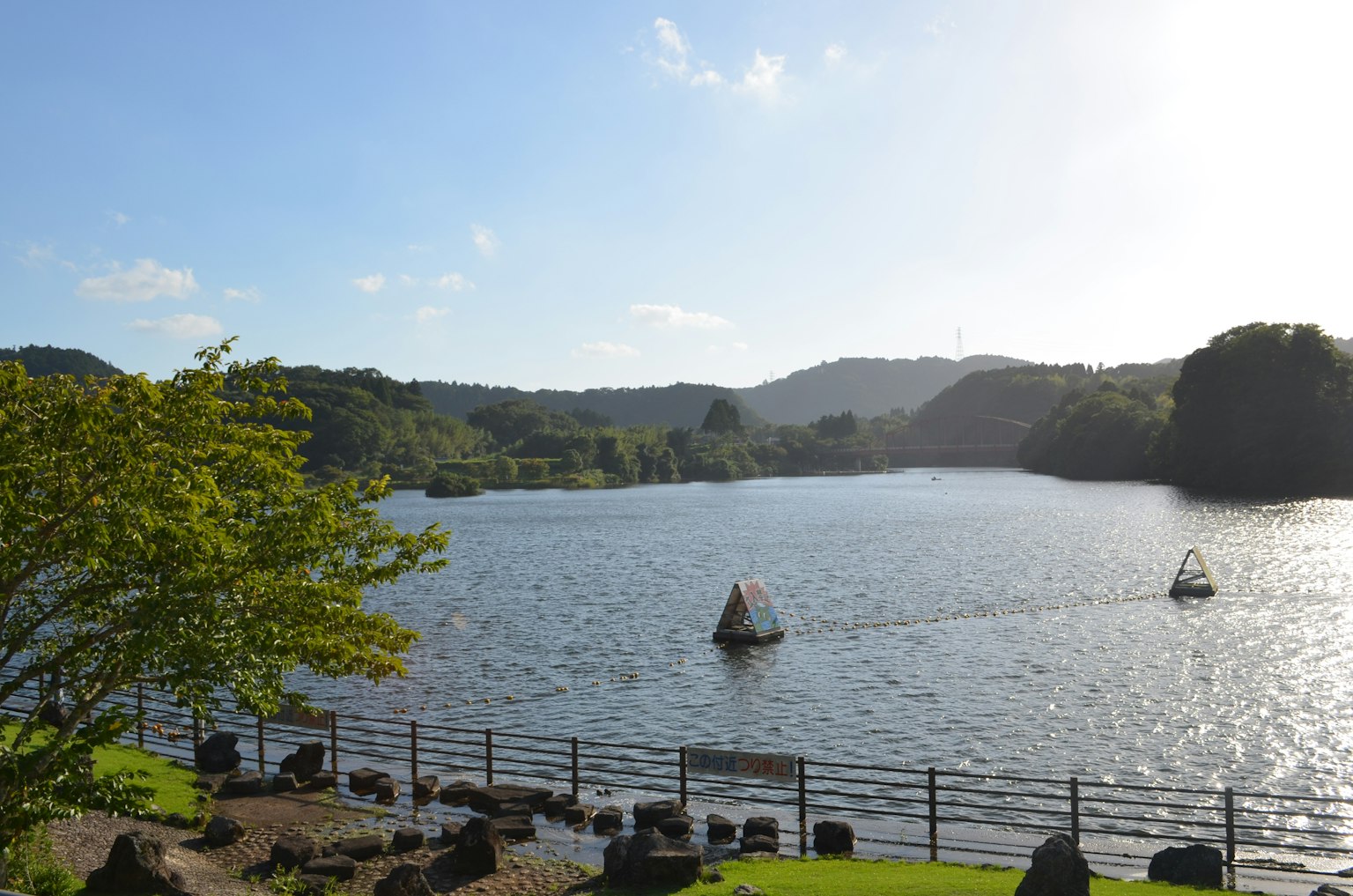 Ruhiger See mit kleinen Booten