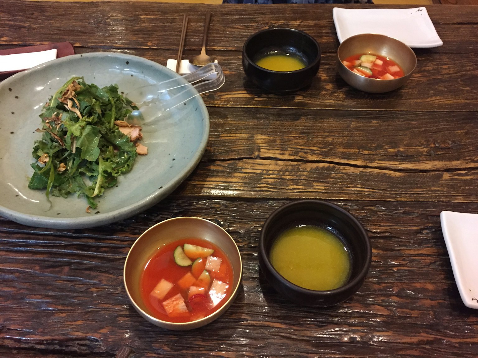 Bàn ăn có salad súp và món ăn Nhật Bản