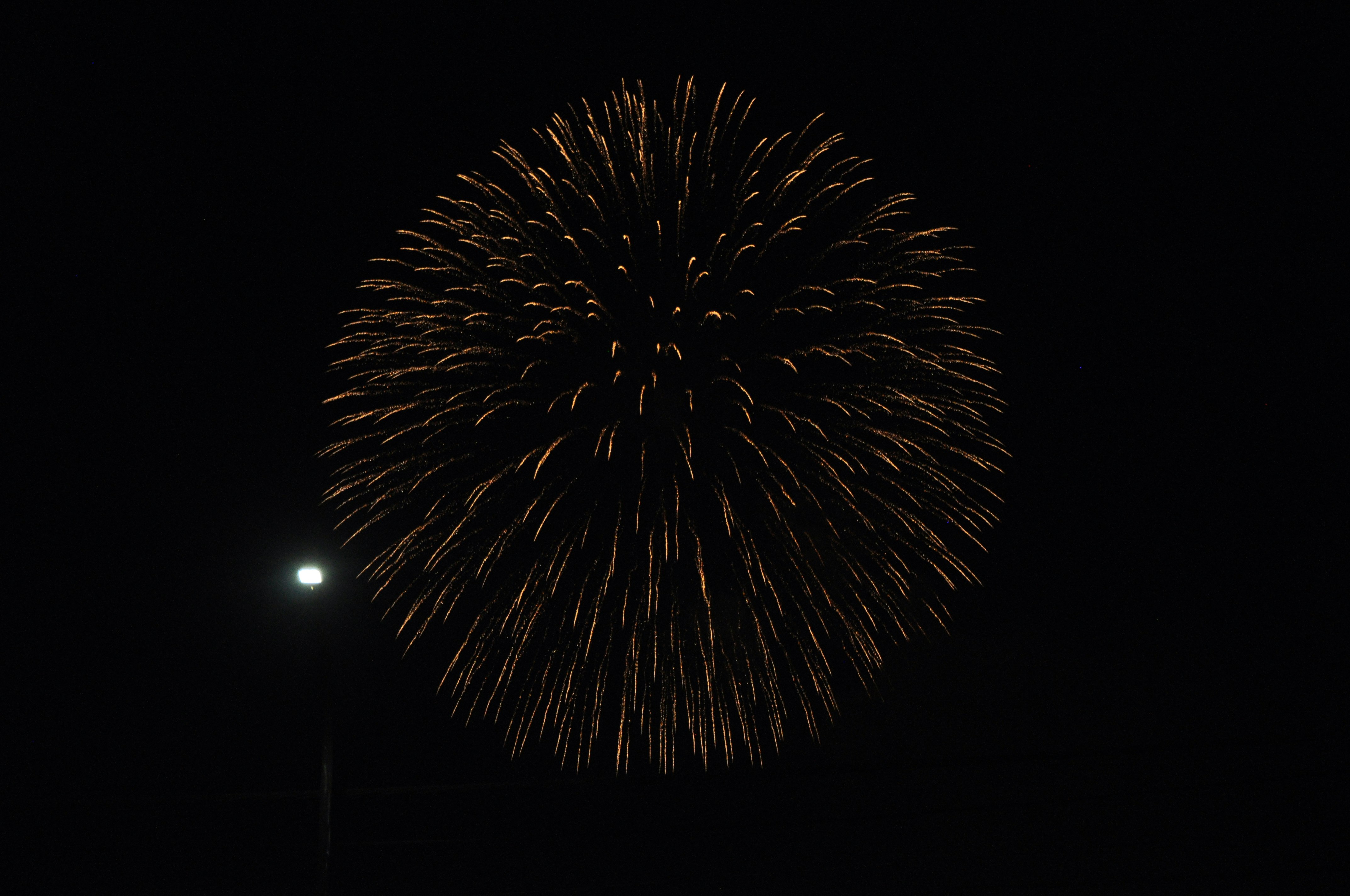 夜空中綻放的大型煙火