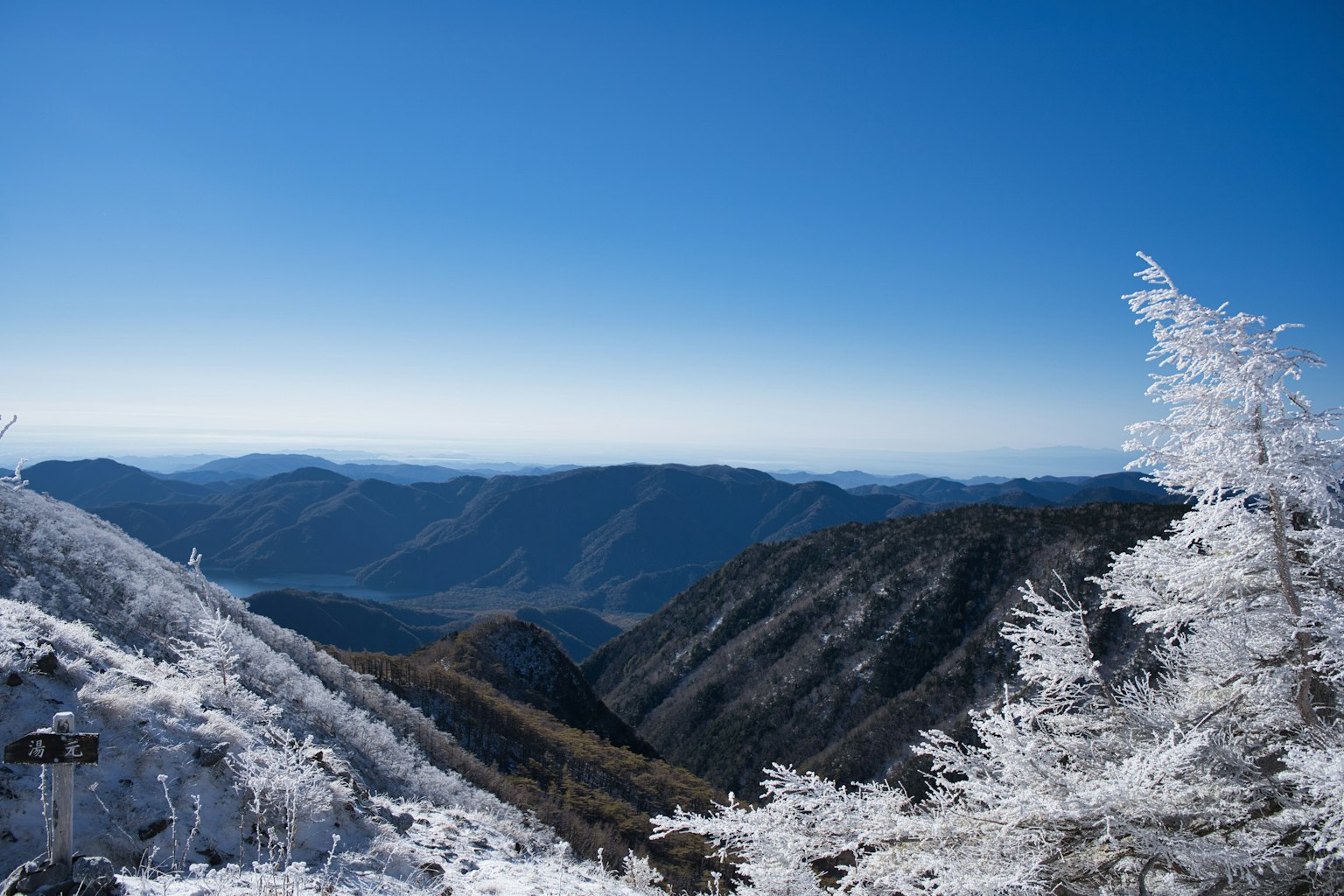 Montagne coperte di neve con cielo blu