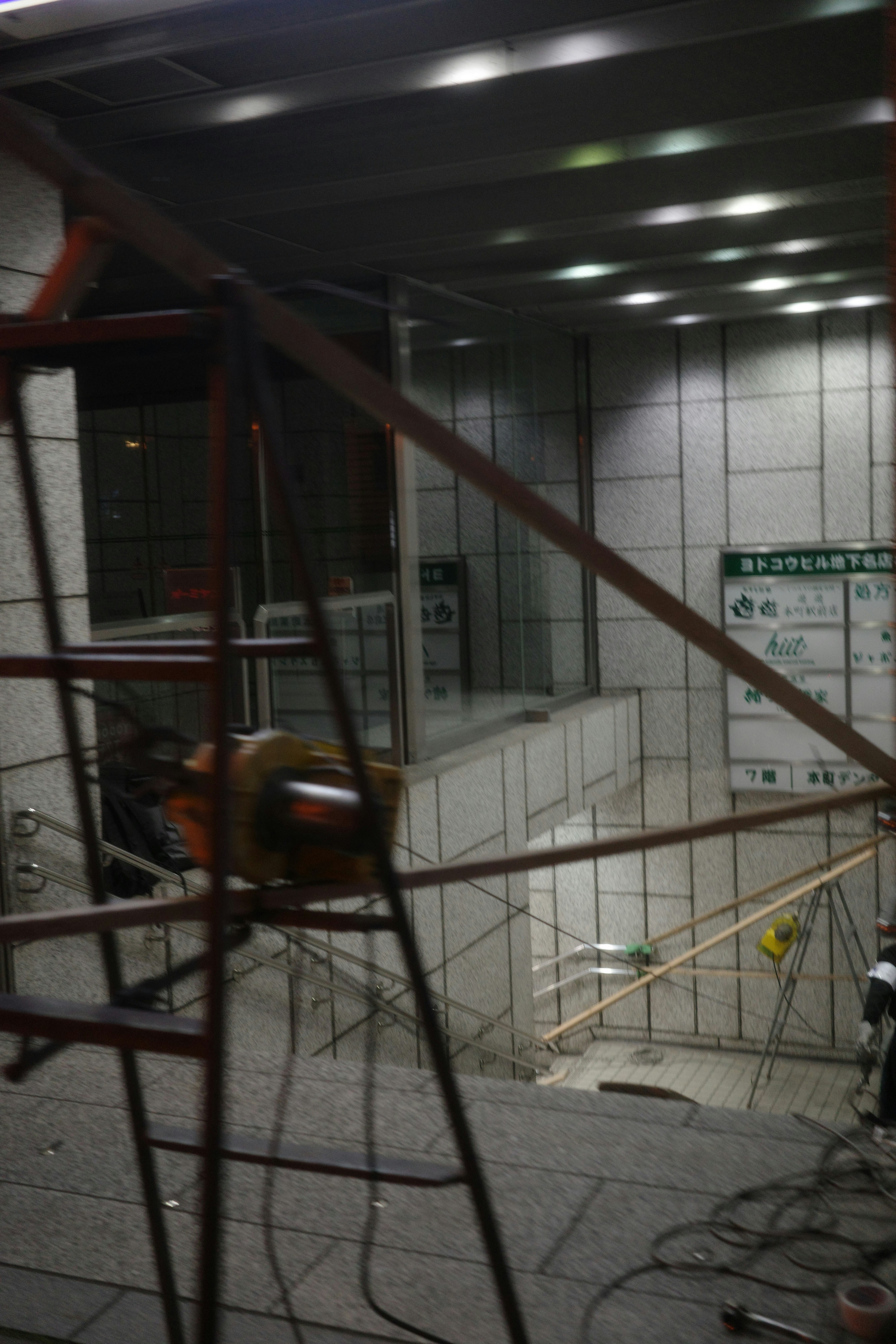 車站施工現場，金屬護欄與通道畫面圖