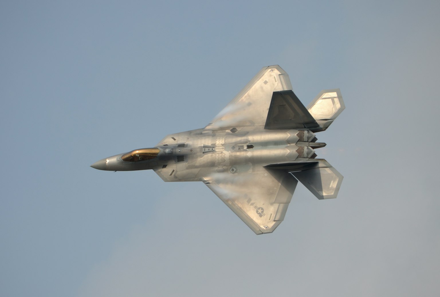 F-22猛禽在天空中飞行