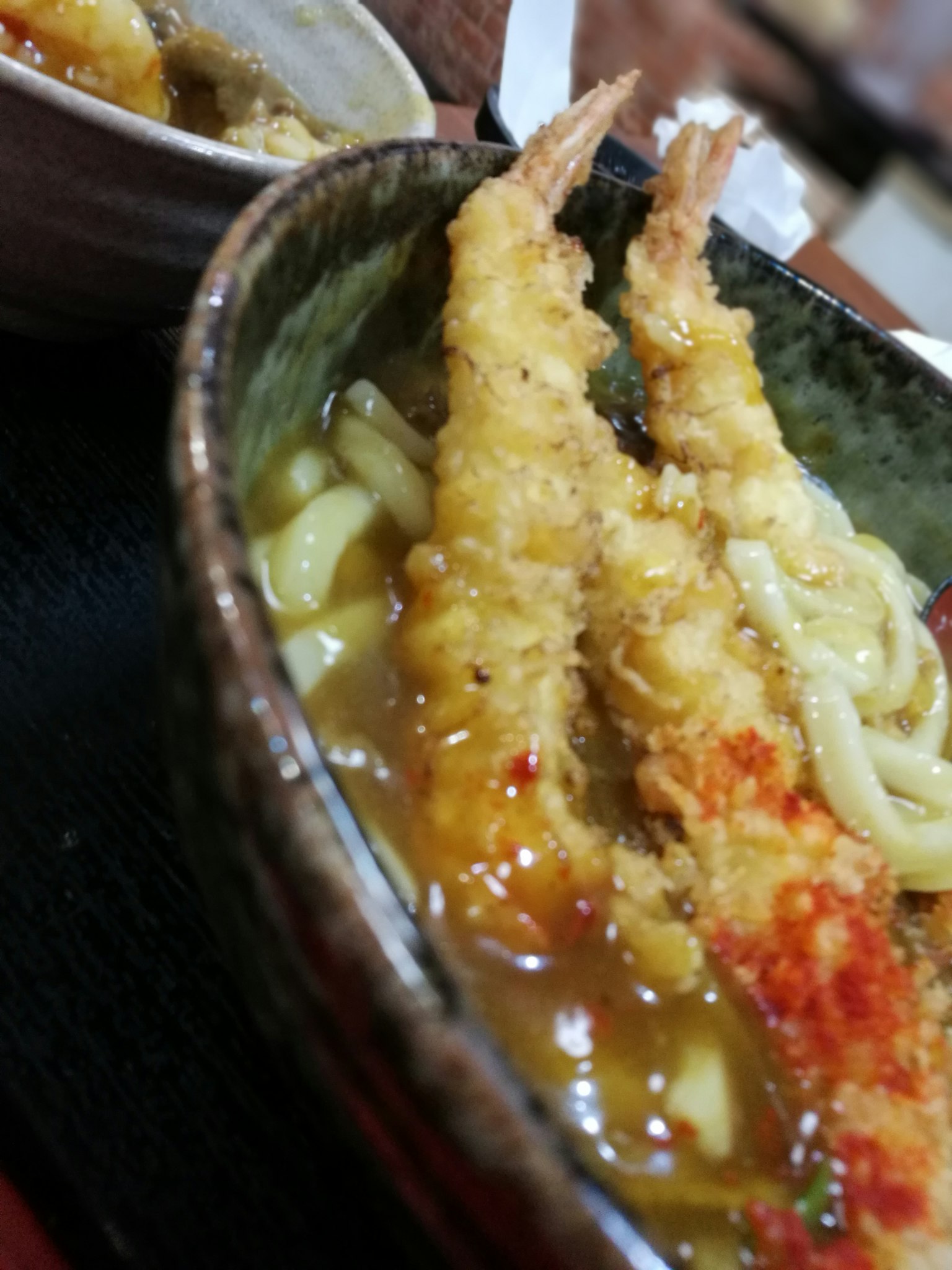 Delizioso tempura di gamberi servito con noodles udon