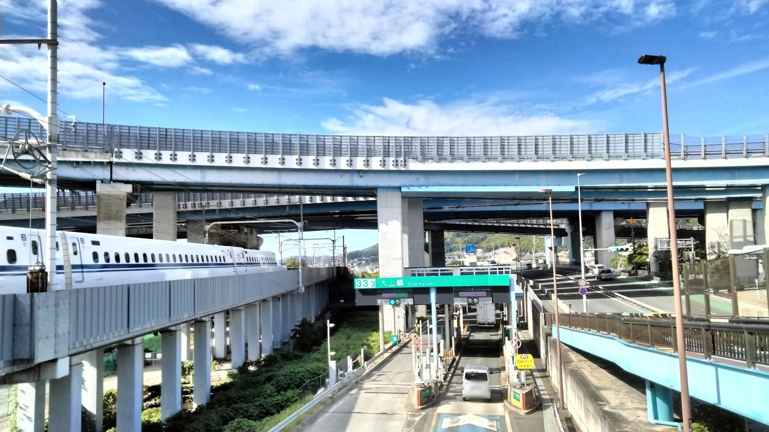 Cảnh quan đô thị với các giao lộ của Shinkansen và đường cao tốc dưới bầu trời xanh