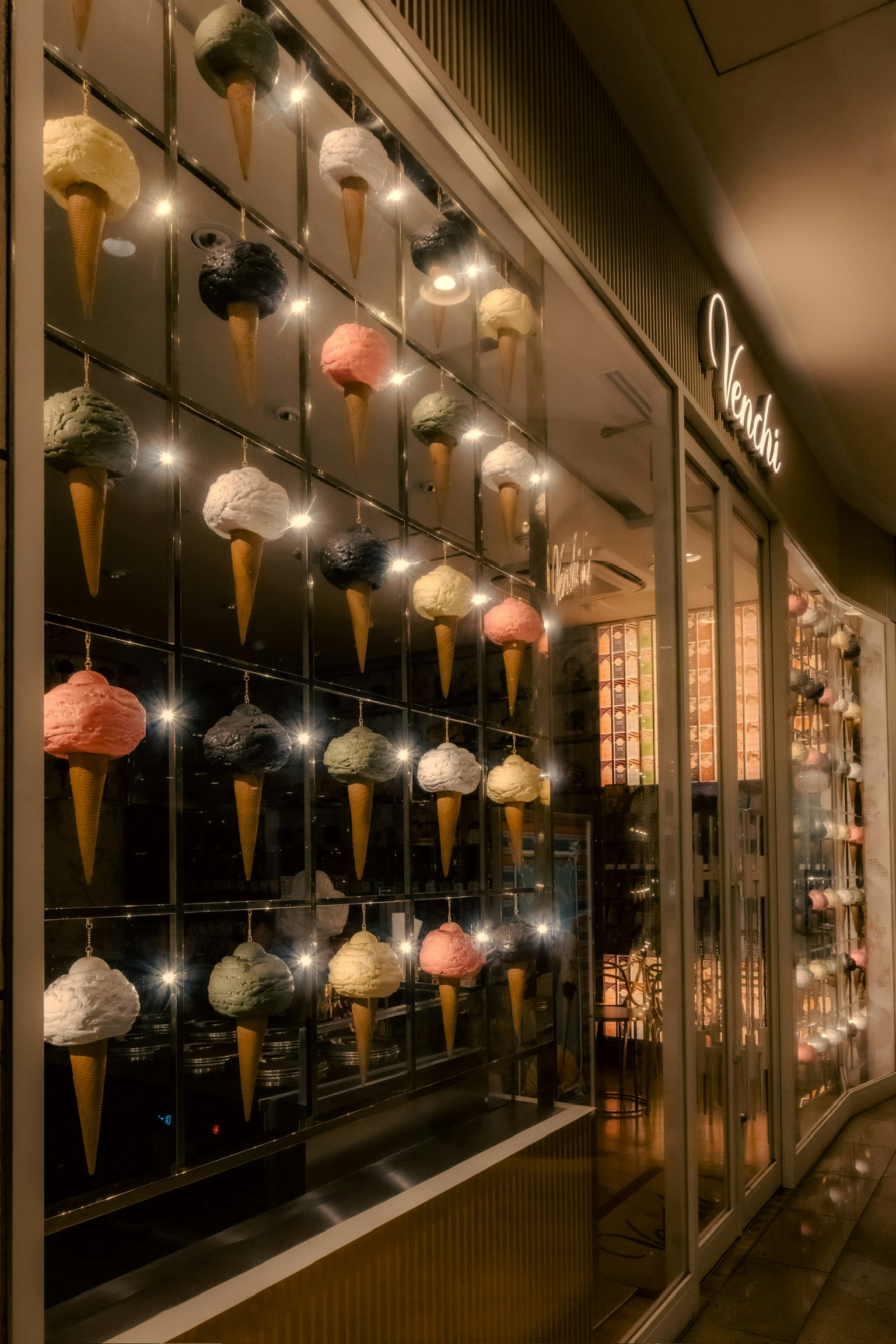 หน้าต่างร้านสไตล์ทันสมัยที่มีโคนไอศกรีมหลายแบบ