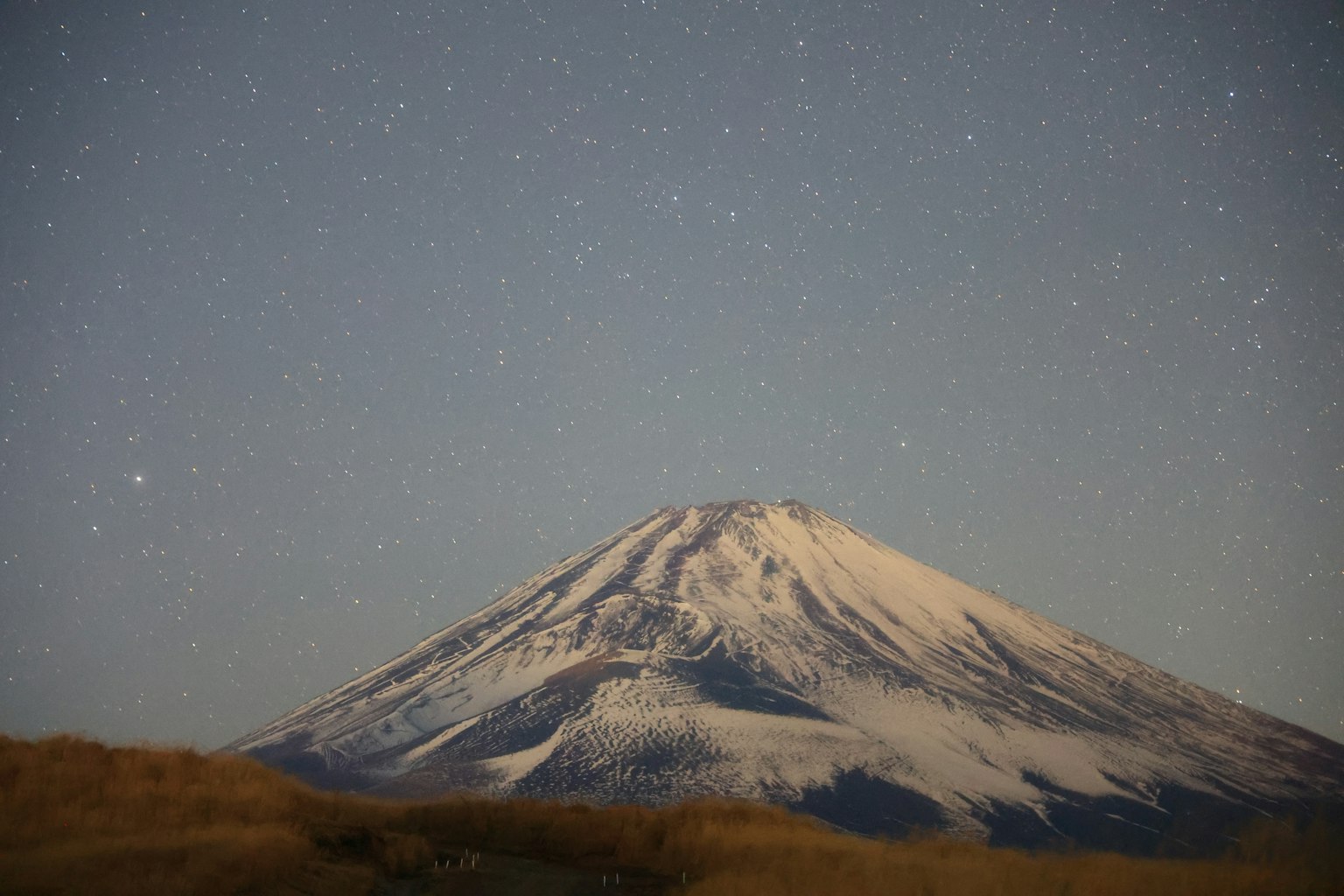 Gunung Fuji bersalju di bawah langit berbintang