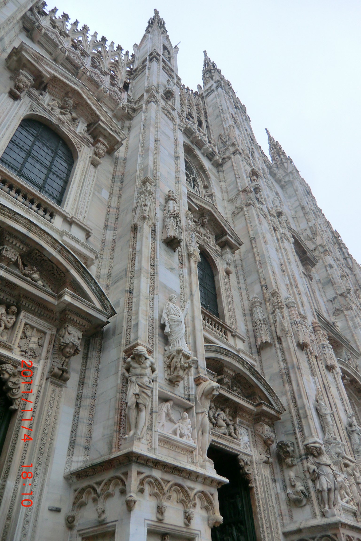 Pandangan rinci dari fasad megah Katedral Milan
