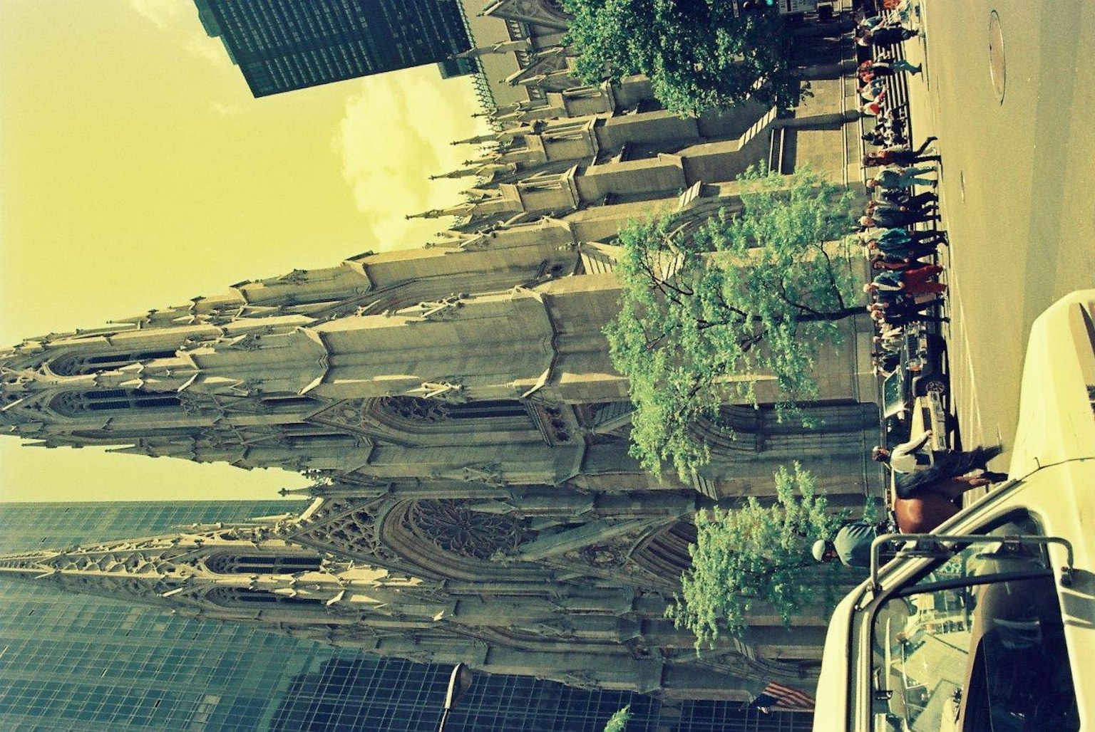 Fasad megah Duomo Milan bersama gedung pencakar langit modern