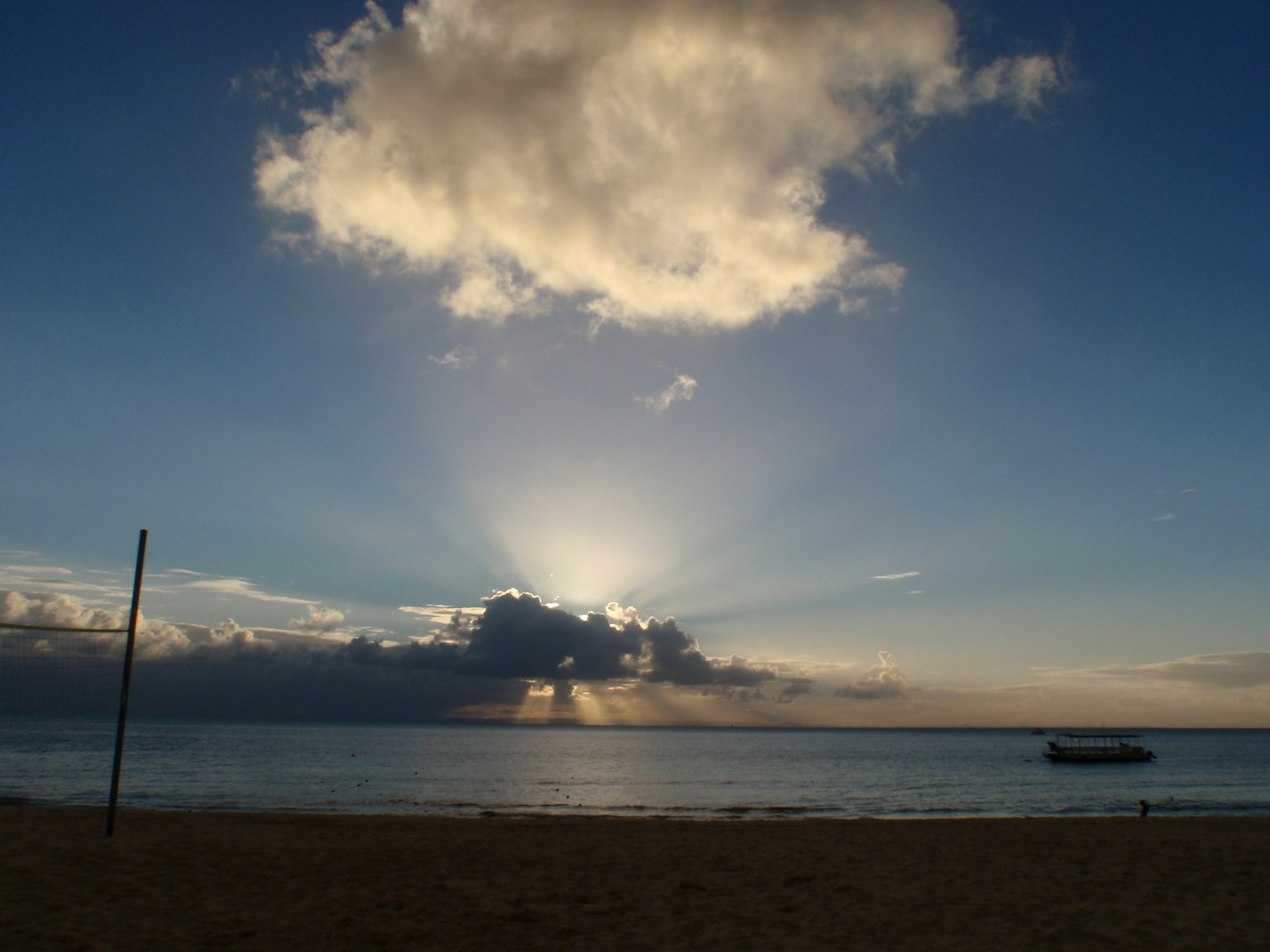 Schöner Sonnenuntergang über dem Meer mit Lichtstrahlen, die aus den Wolken kommen