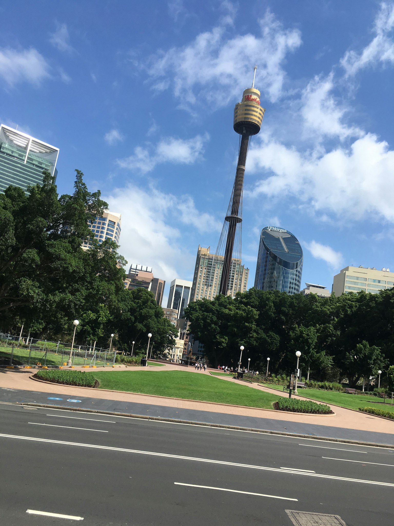 Menara Sydney dengan taman hijau dan cakrawala kota