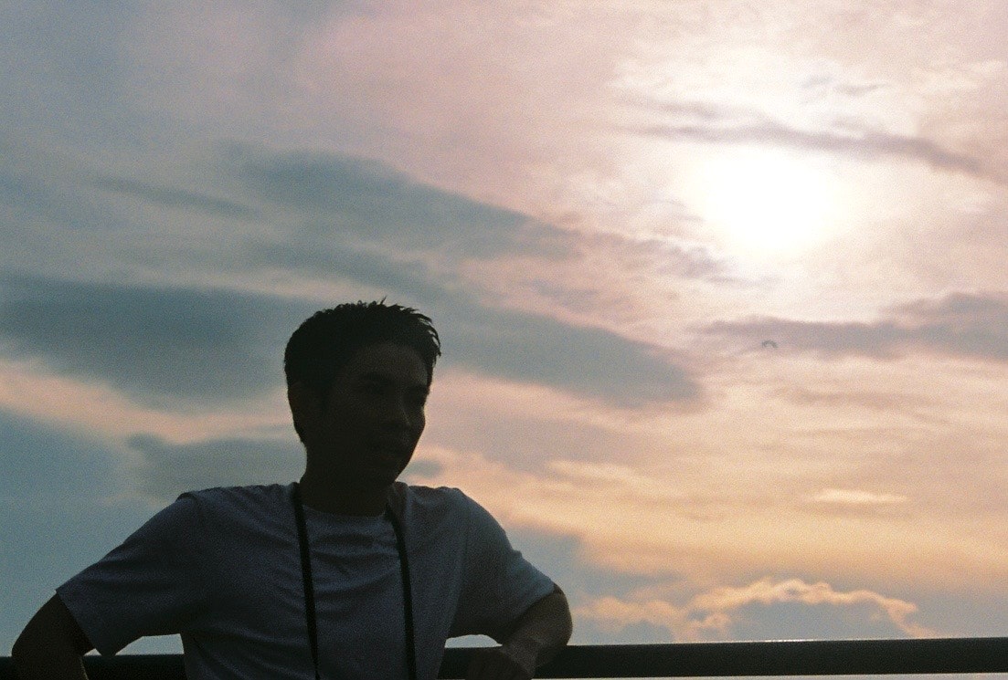 夕暮れの空を背景にした人物のシルエット