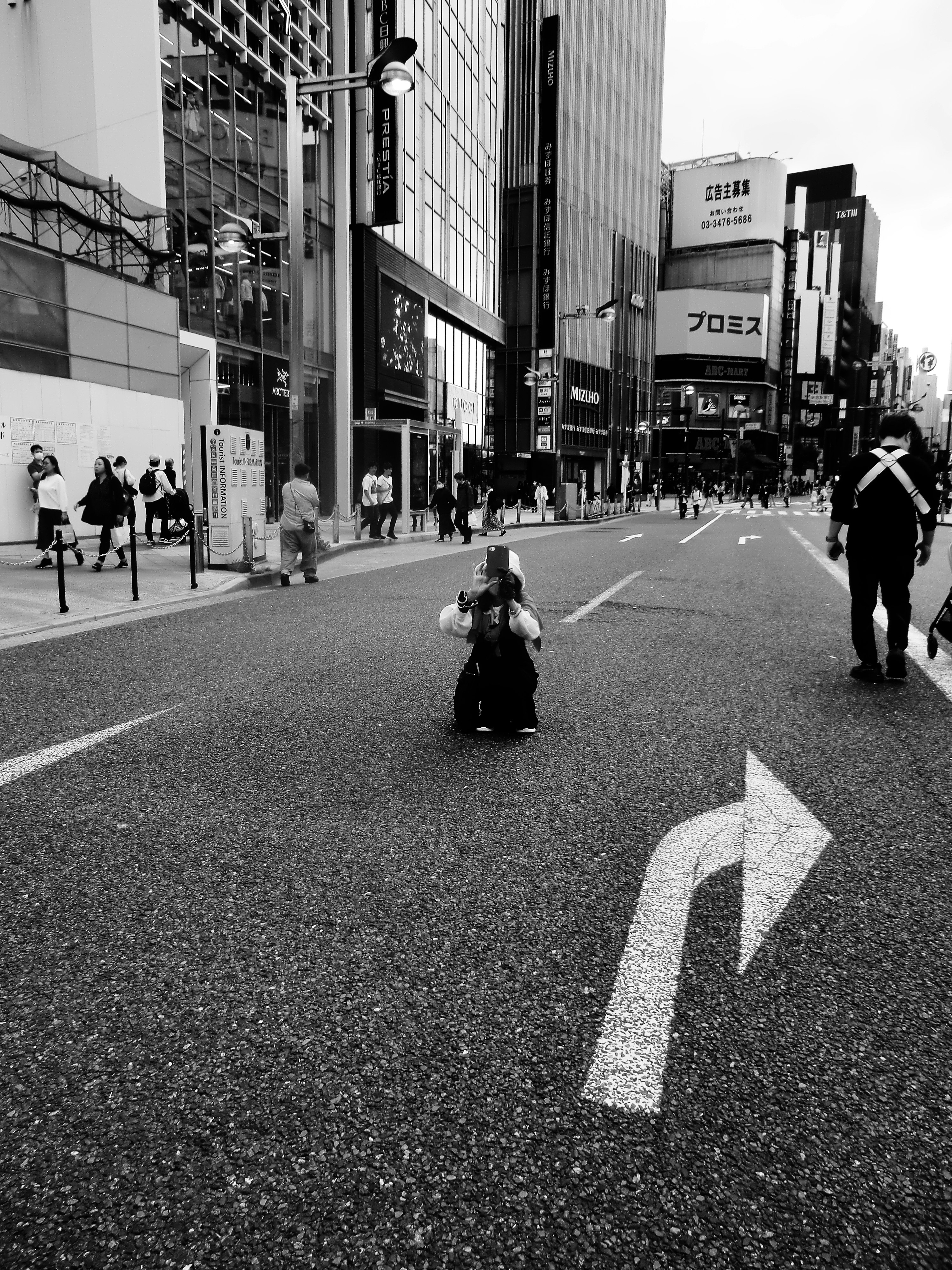 大通りを歩く人々と高層ビルの街並み