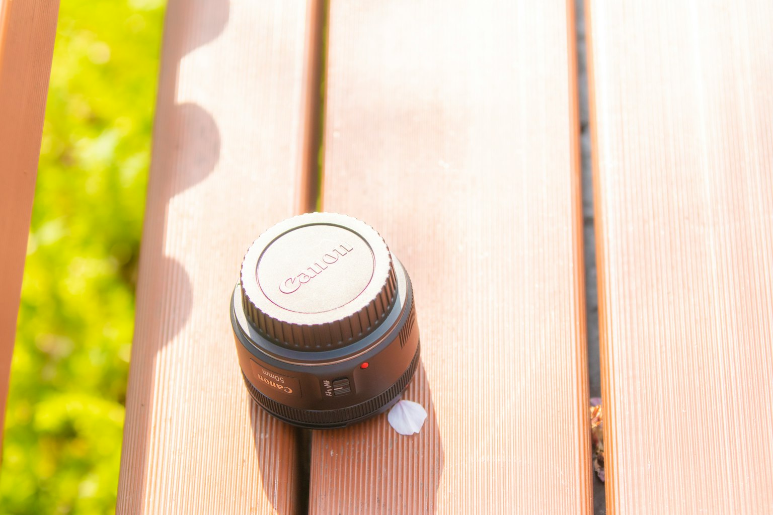 Pot de crème noir avec une goutte blanche sur une table en bois