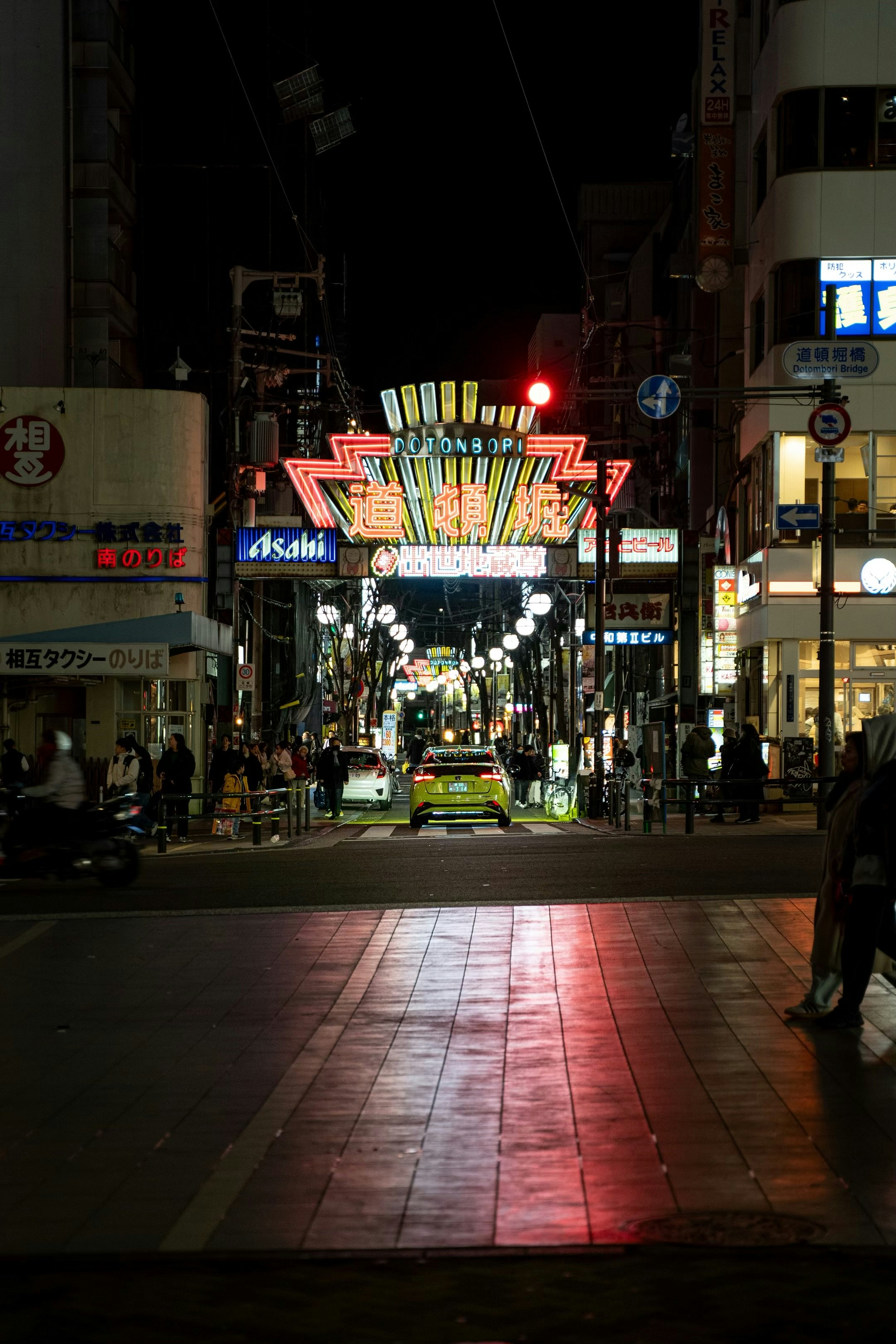 夜の商店街のネオン看板が並ぶ通り