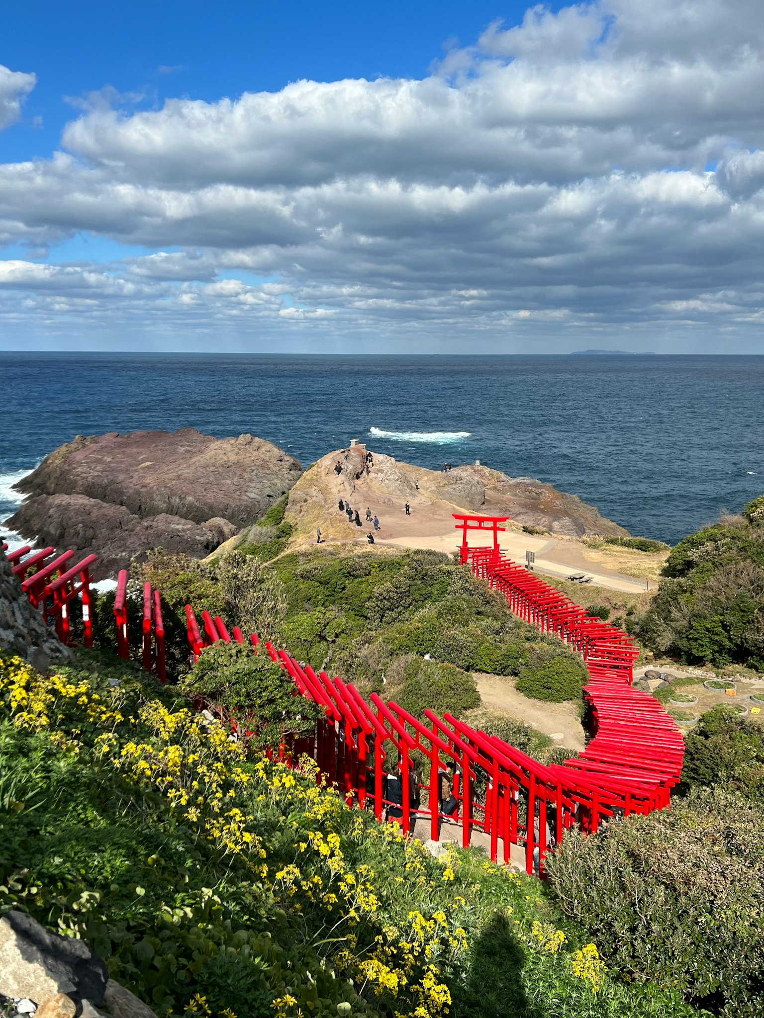 Vista panoramica di un ponte rosso che conduce all'oceano
