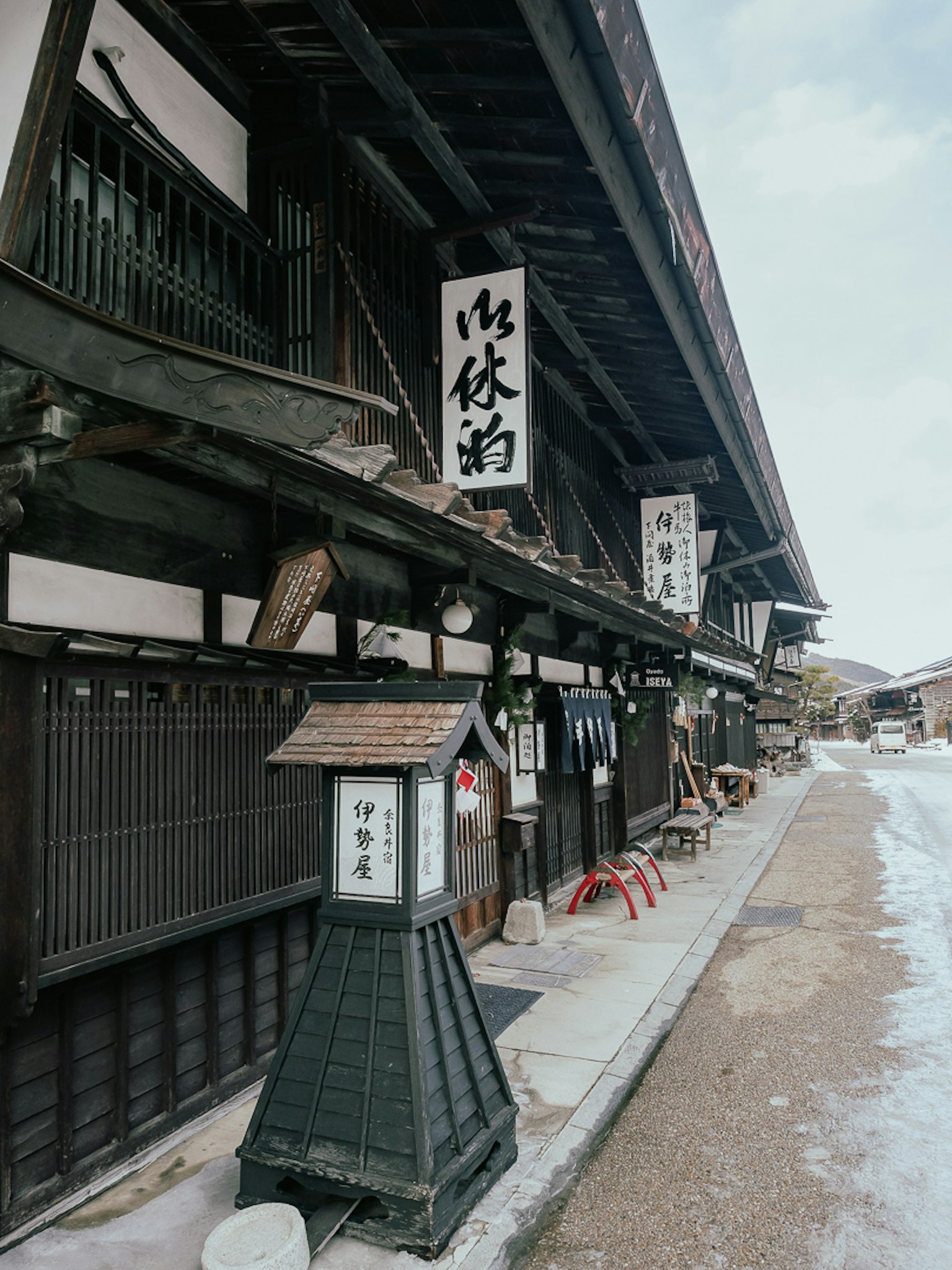 传统日本建筑和街道上的标志