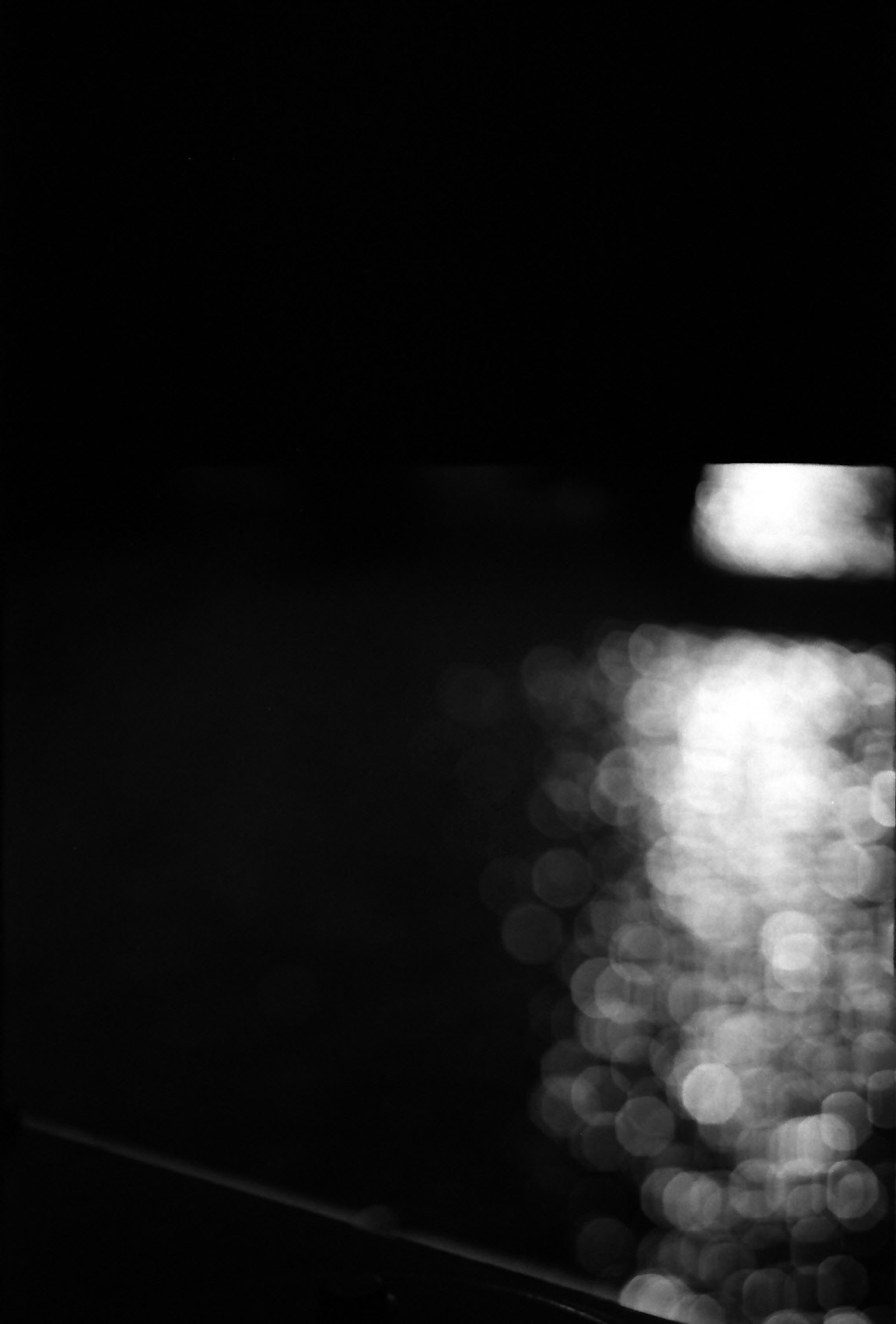 Photo en noir et blanc floue de la surface de l'eau scintillante