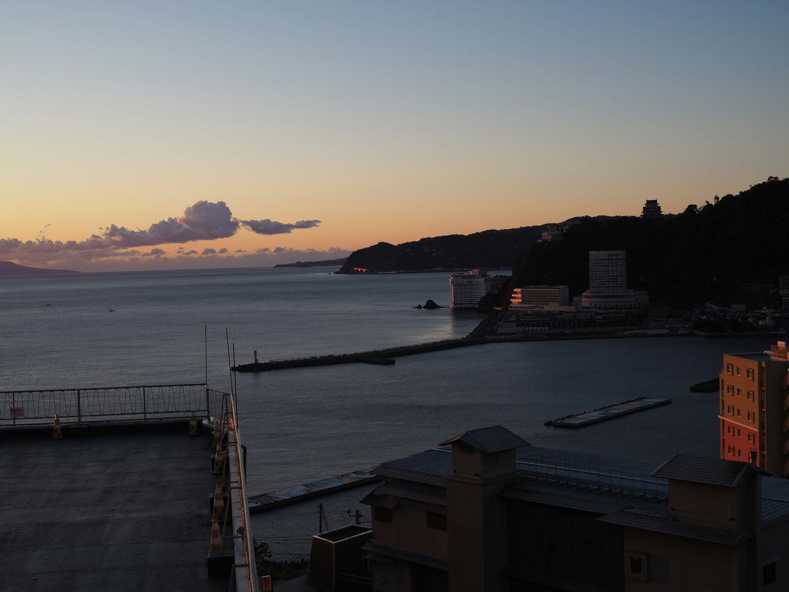 Vue du coucher de soleil sur la mer et le port