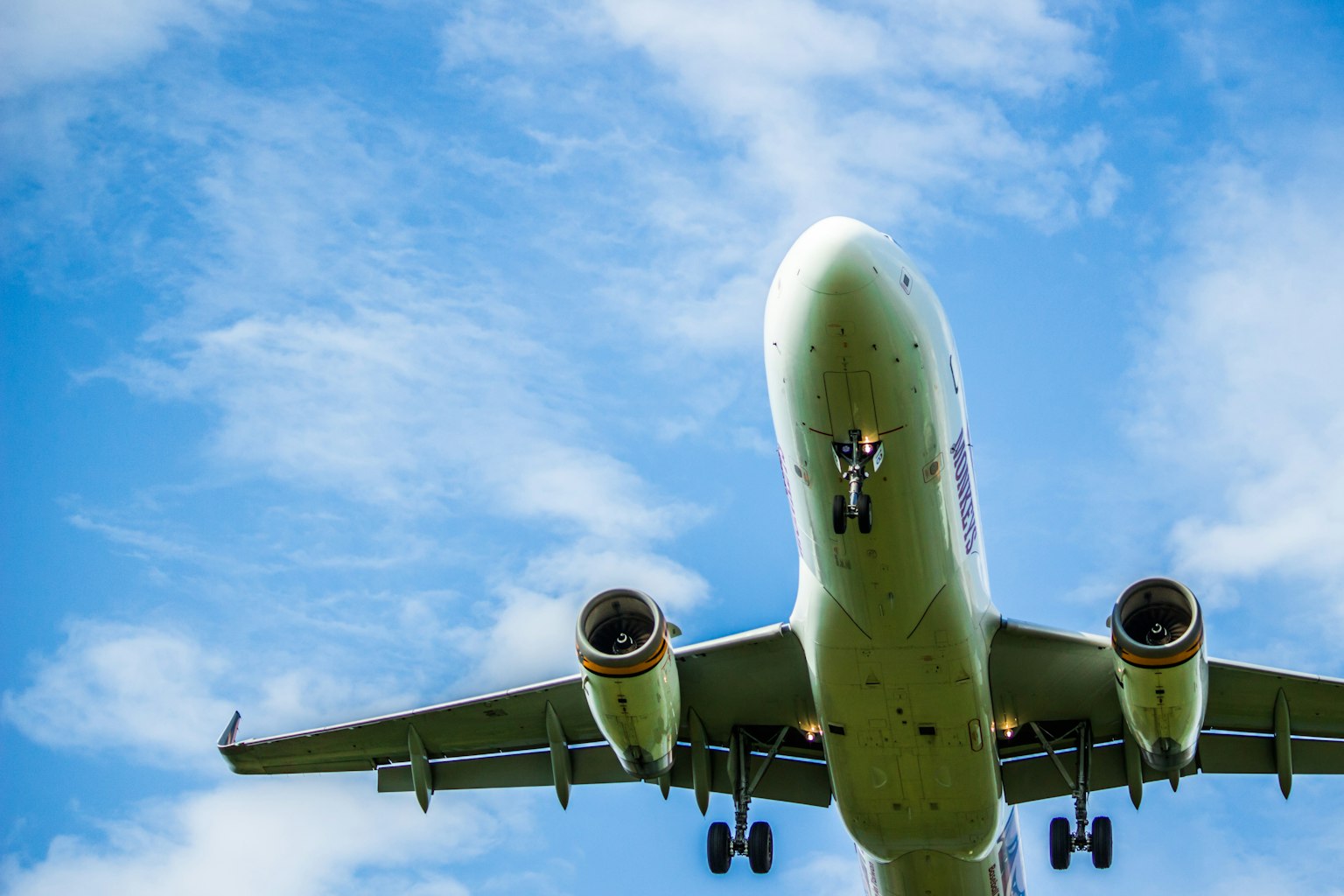 Vue par dessous d'un avion contre un ciel bleu