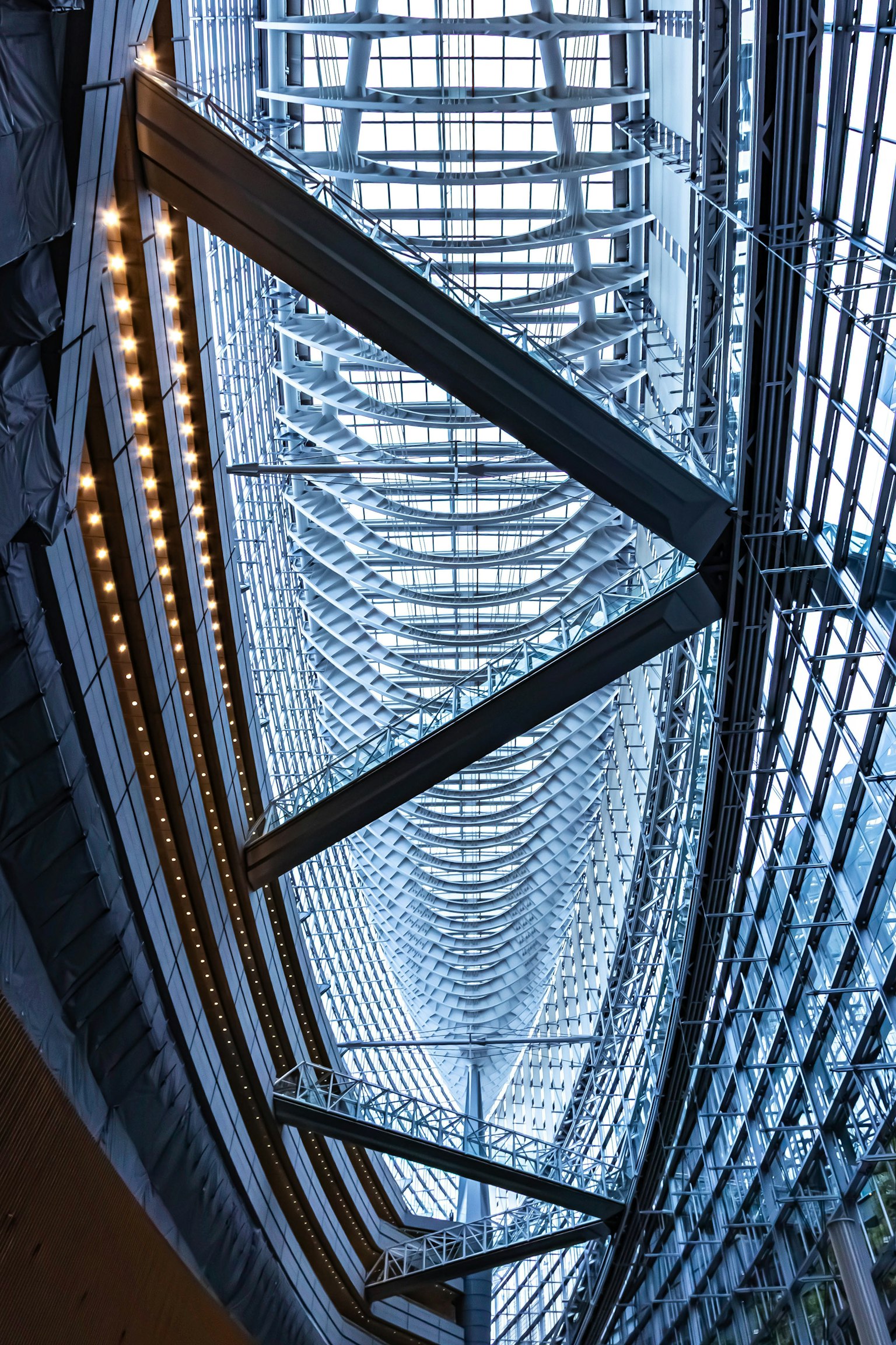 近代的な建築の内部構造が見える写真 光と影のコントラストが美しい