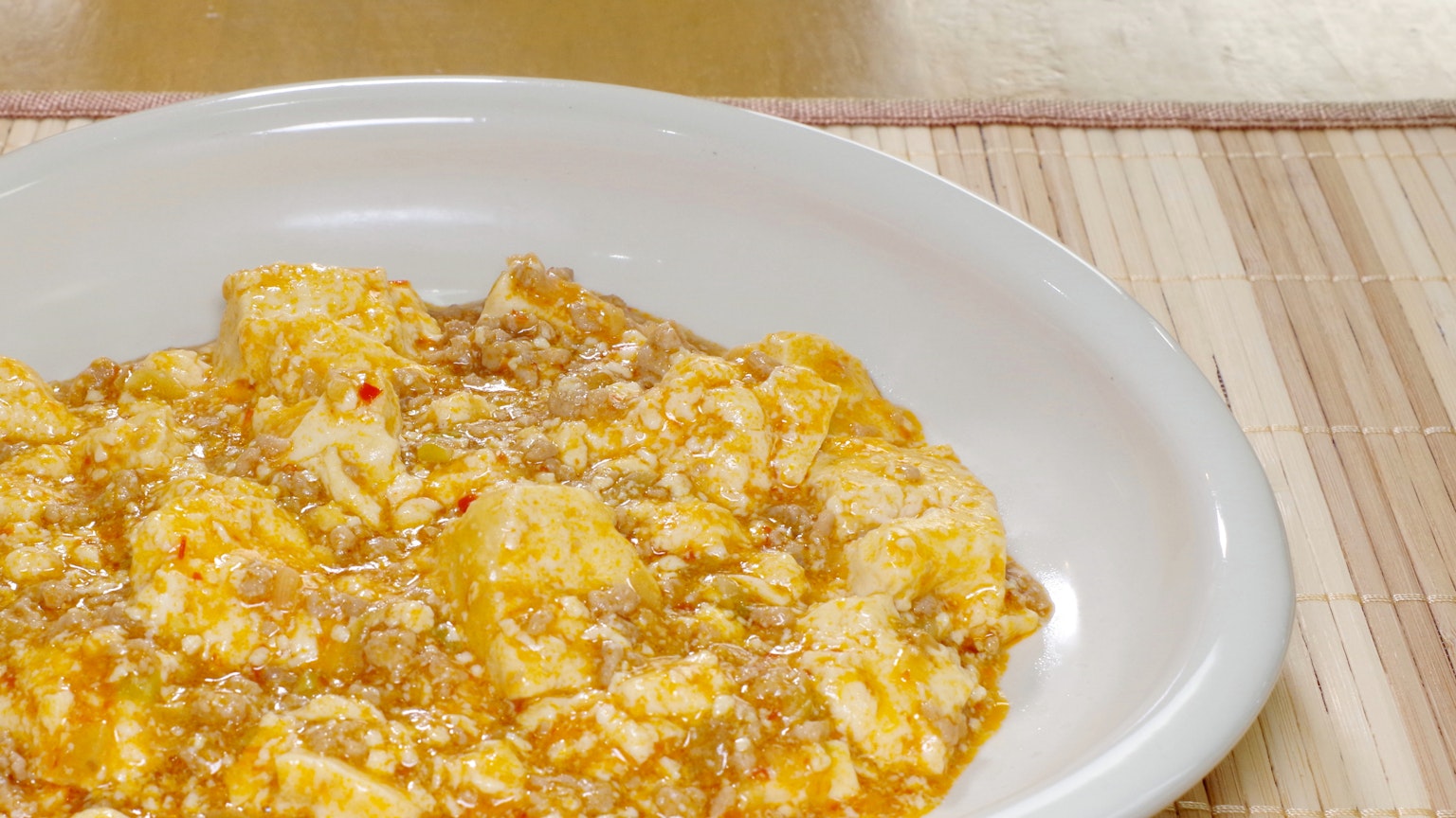 Plato de huevo cremoso servido en un plato blanco