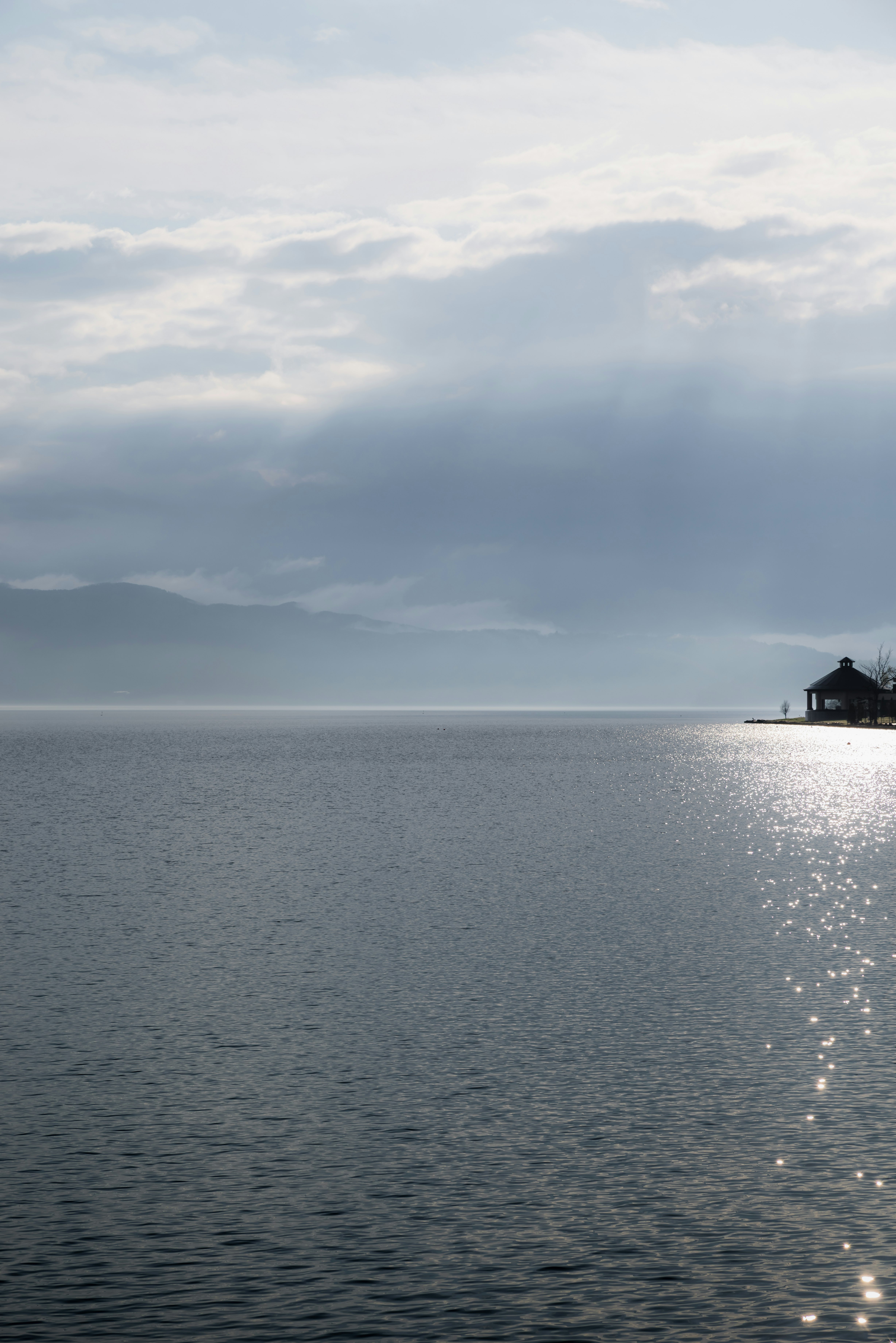 洞爺湖に注ぐ薄明光線のある湖畔の風景