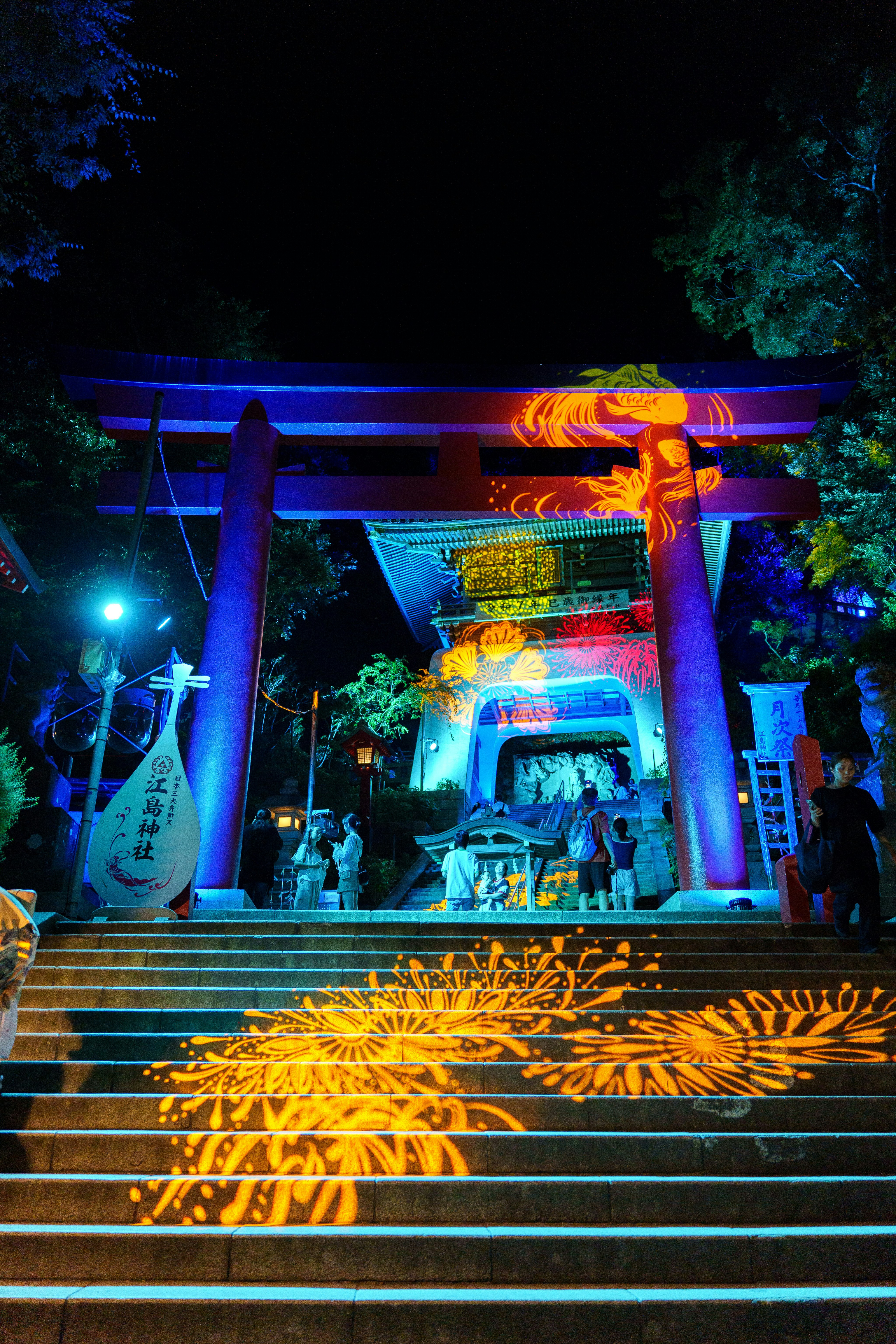江の島の灯籠が並ぶ夜の階段と神社の門前