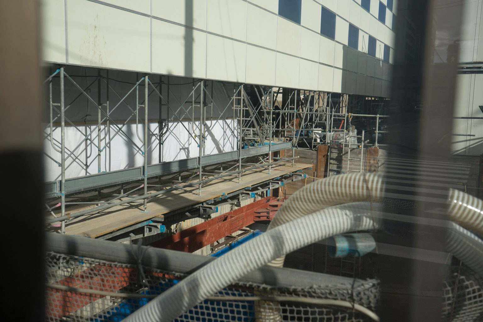 Vue d'une rénovation de bâtiment avec échafaudage et équipement