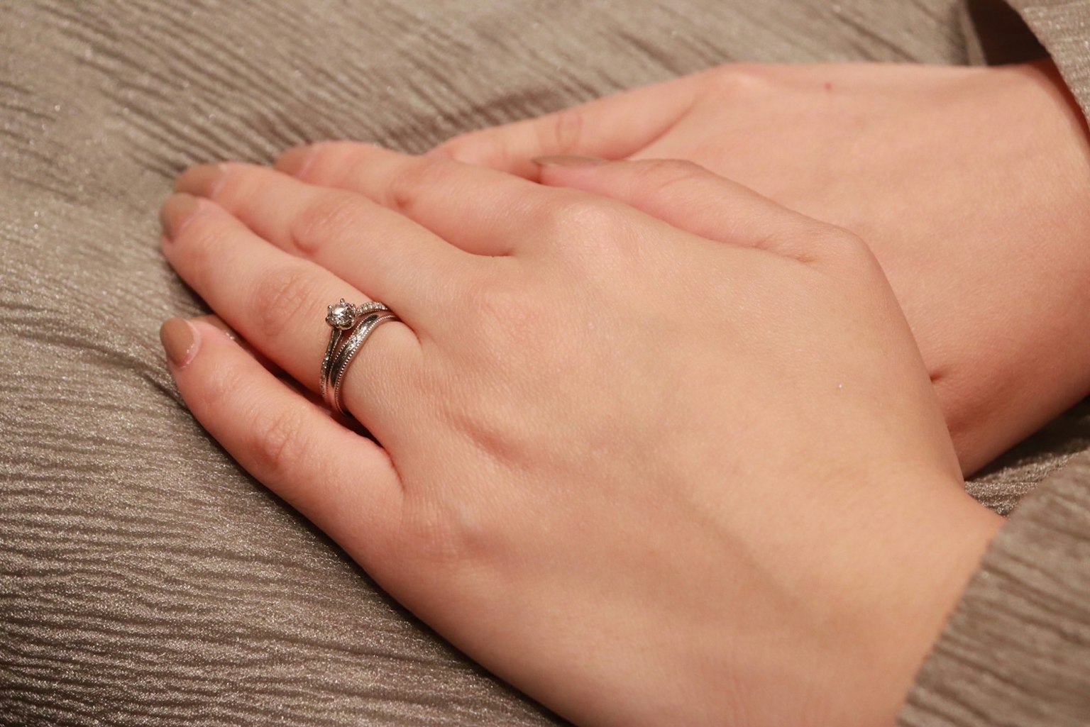 Mani con un anello appoggiato sopra