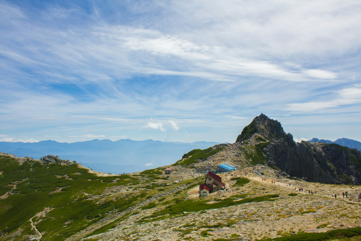 風景如畫的山地景觀，包含小屋和岩石山峰