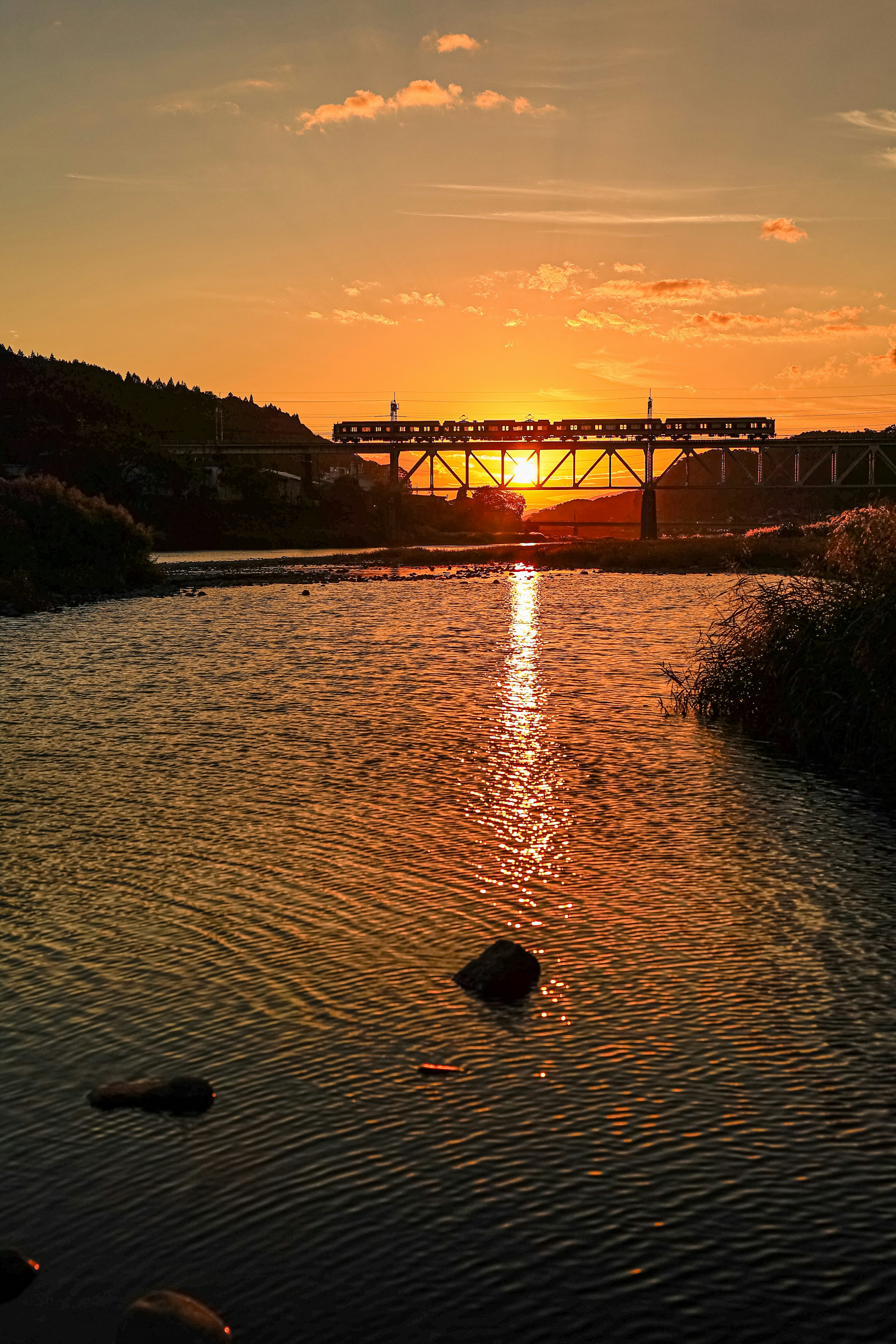 吉野川夕阳下的水面倒影与桥梁剪影