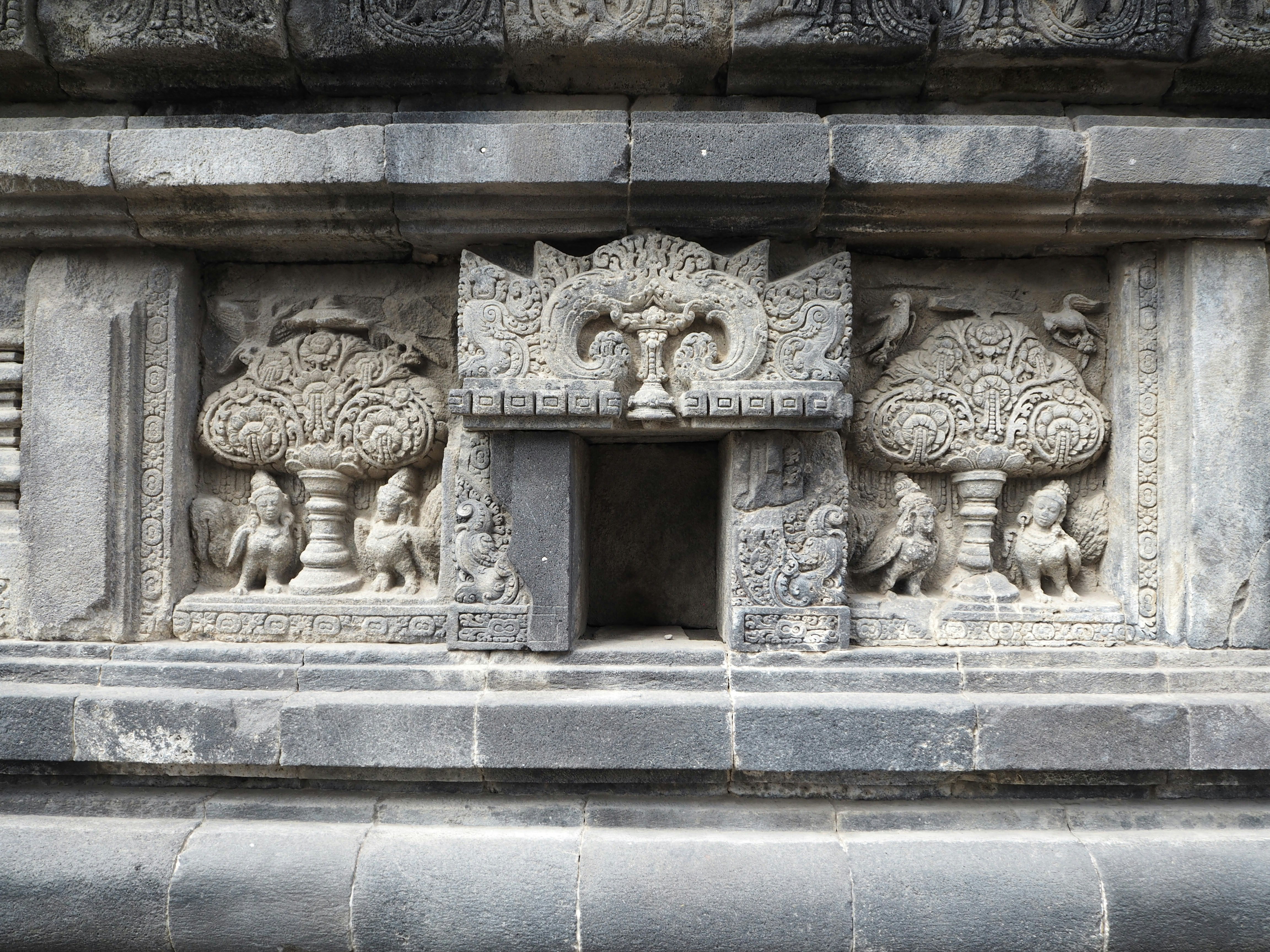 niche en pierre sculptée avec bas-reliefs ornés sur un mur de temple