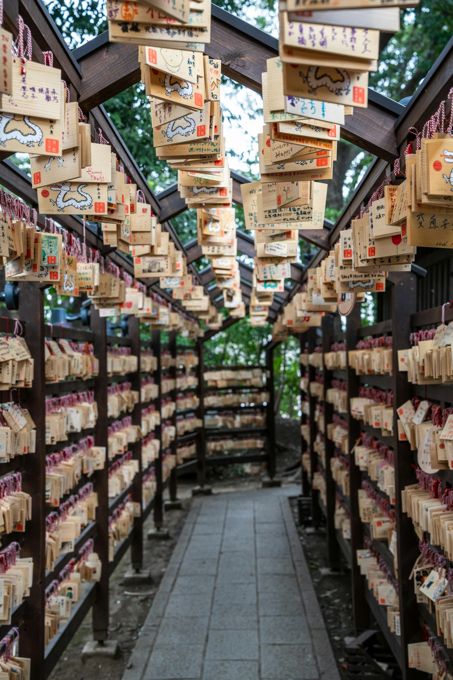 Largo corredor con placas ema de madera colgadas en un santuario