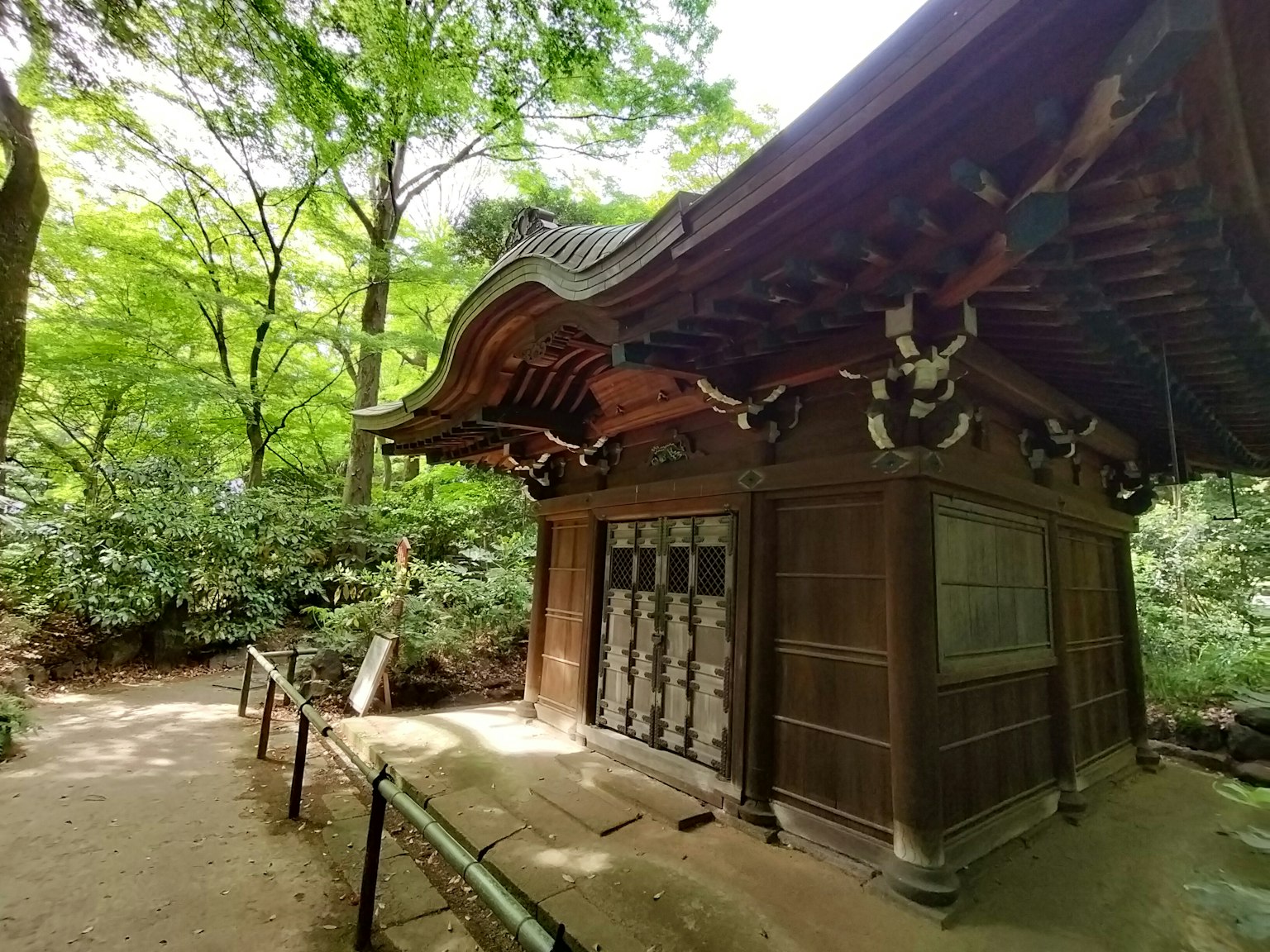 Structure japonaise traditionnelle entourée d'arbres verts luxuriants