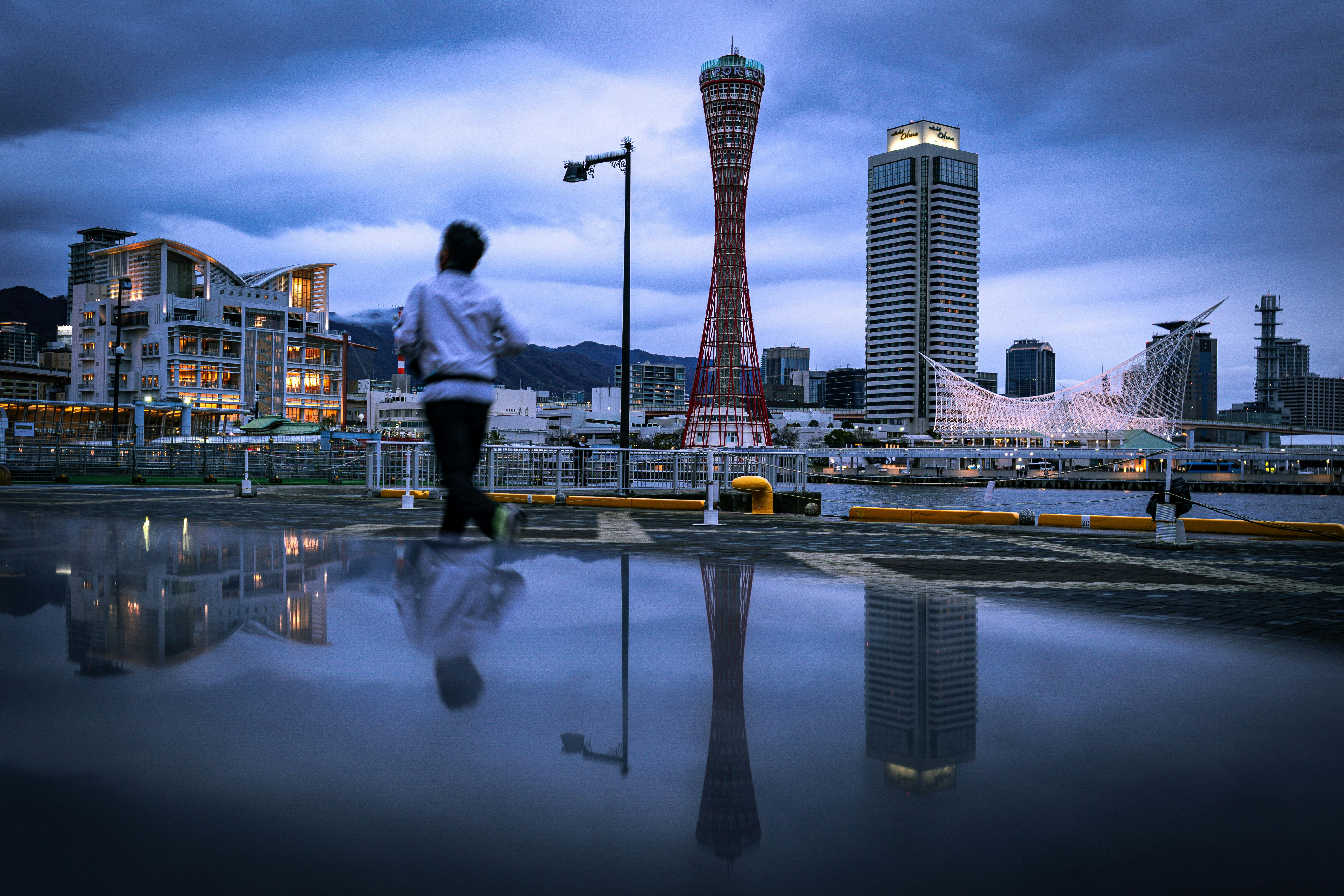 从海滨步道眺望神户港口塔夜景