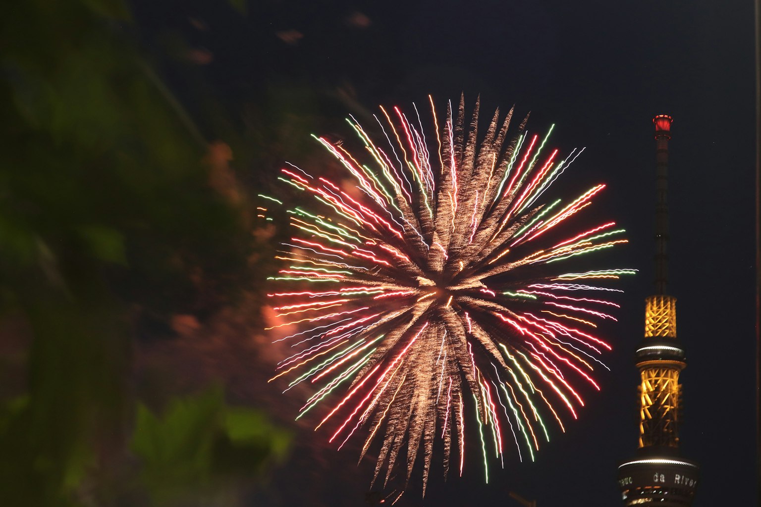 Feu d'artifice au-dessus de la Tokyo Skytree la nuit