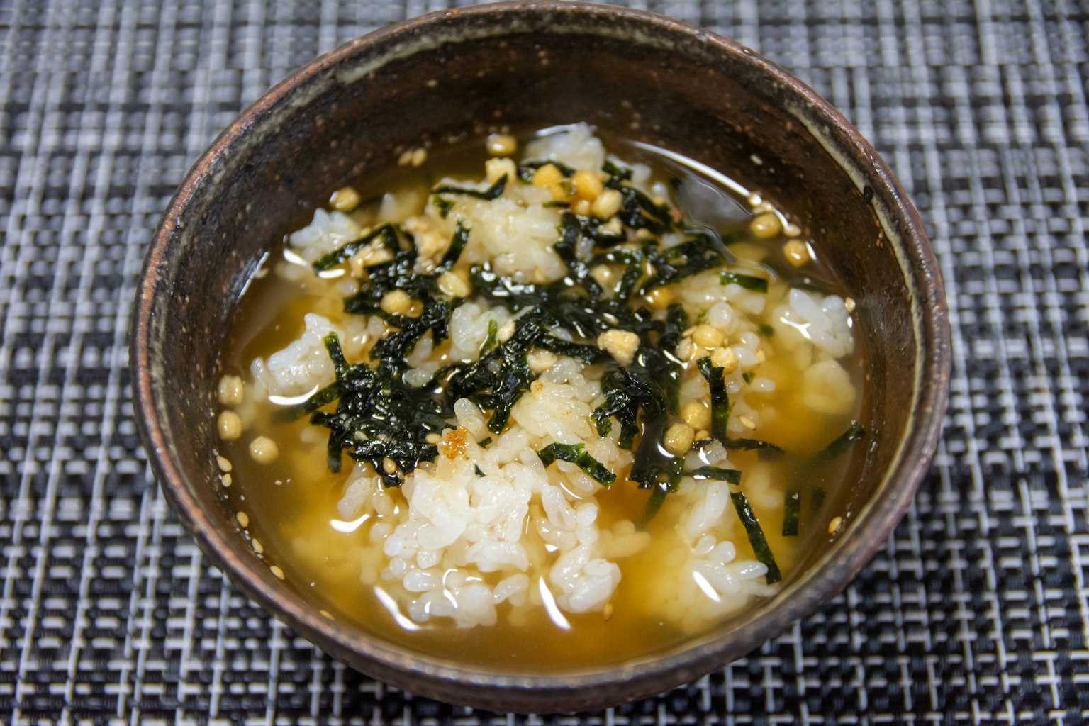 Soupe chaude avec du riz et des algues dans un bol japonais traditionnel