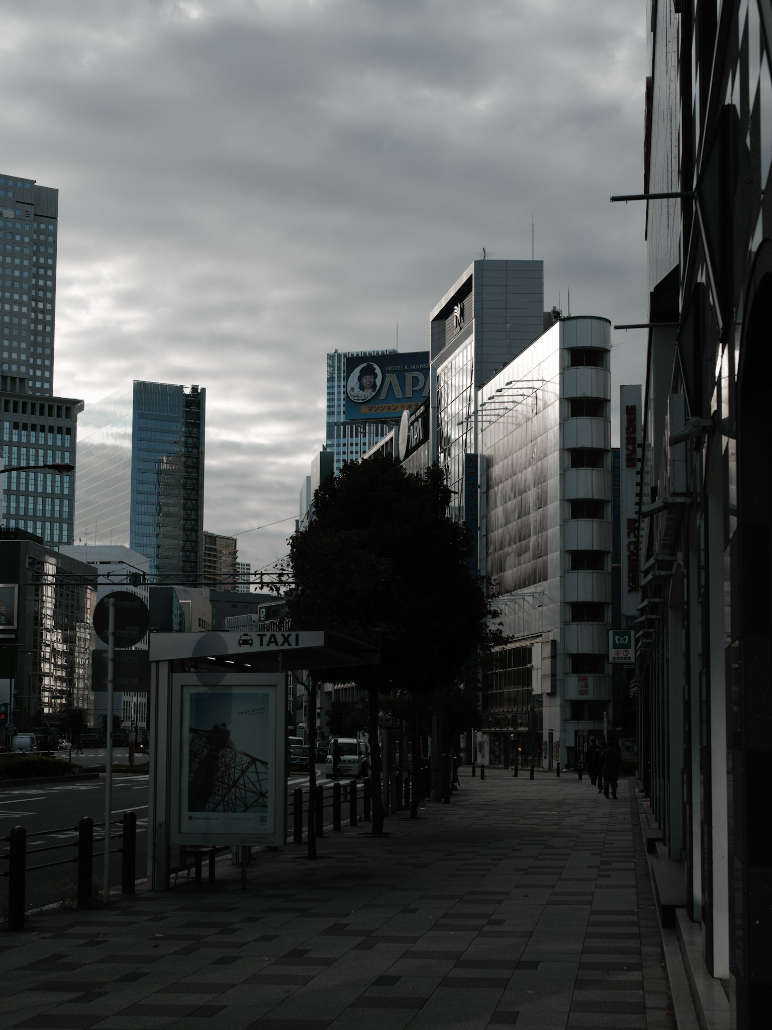 Scène urbaine avec des bâtiments et des arbres par un jour nuageux