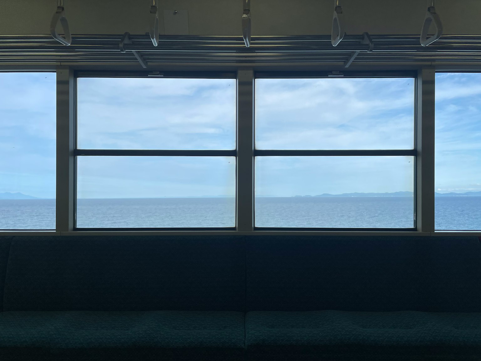 火車窗戶顯示海洋景色