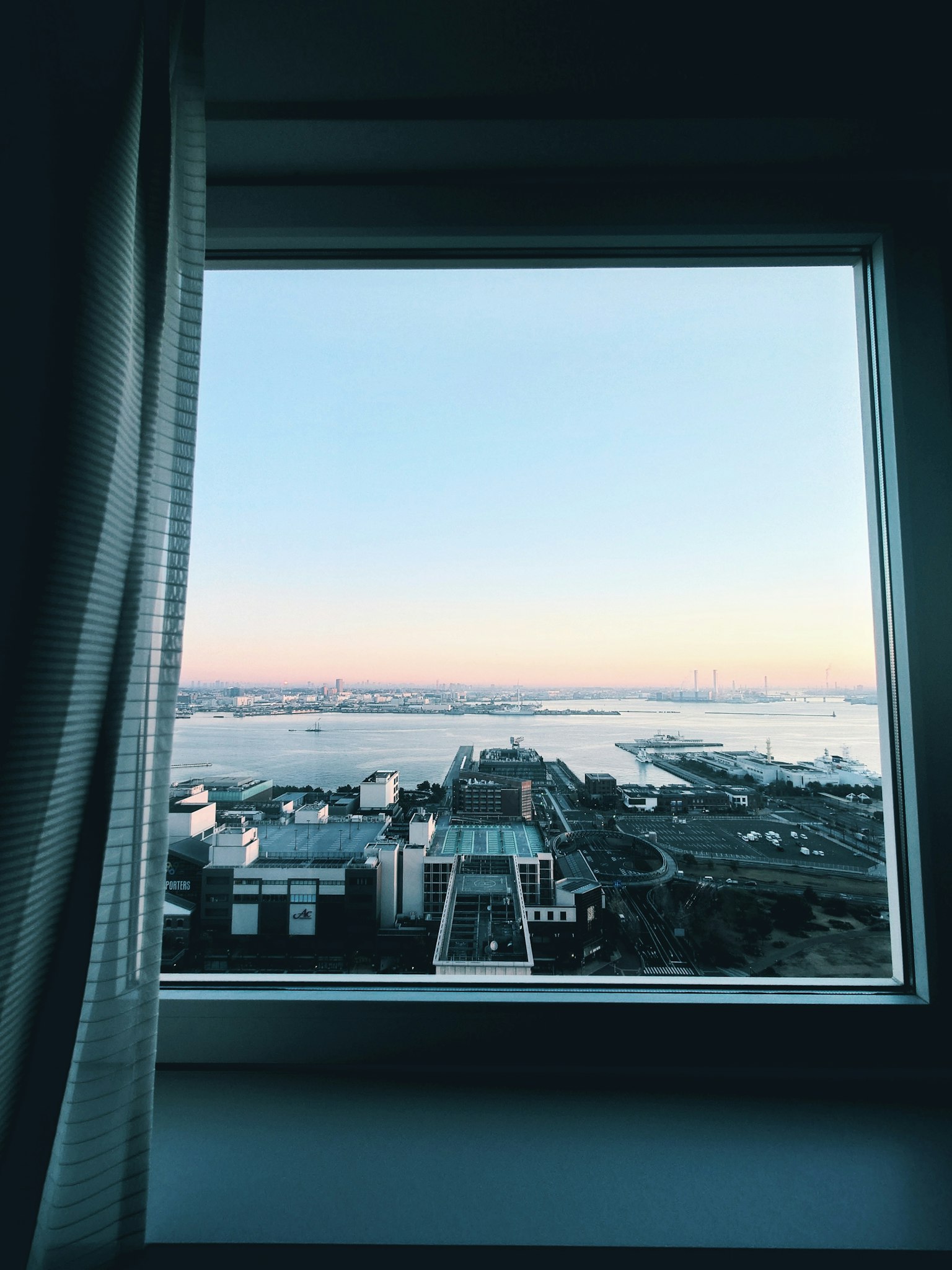窗户外的城市和海洋景观照片