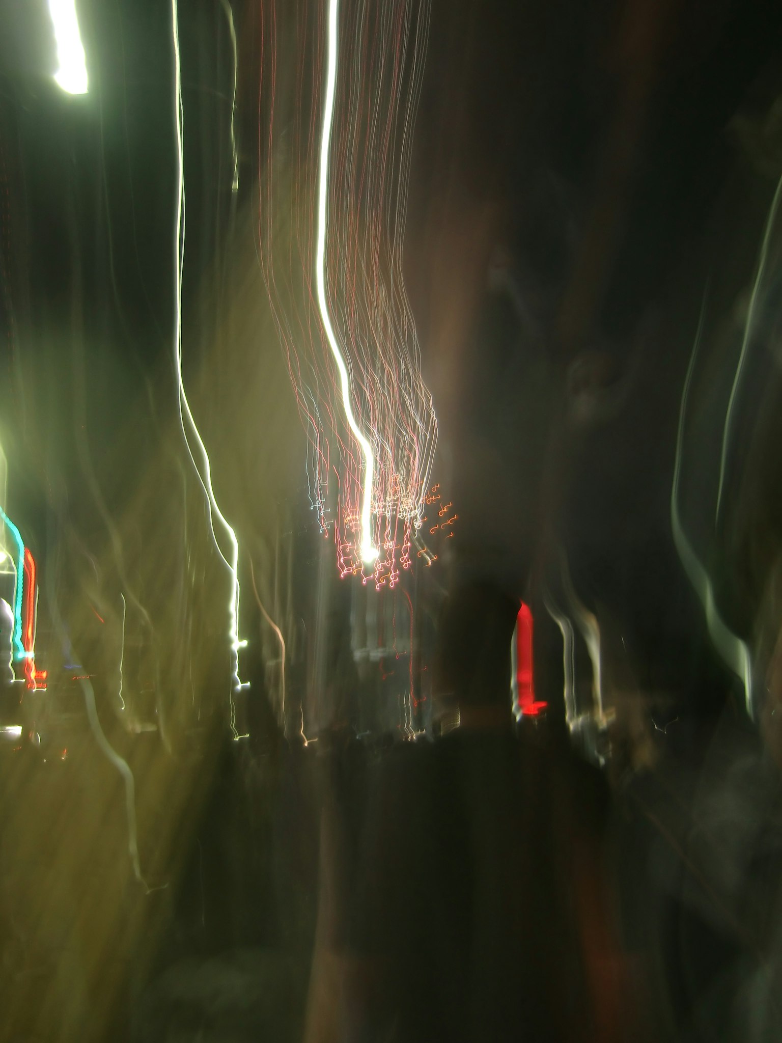 模糊的夜间城市景观与交错的光流