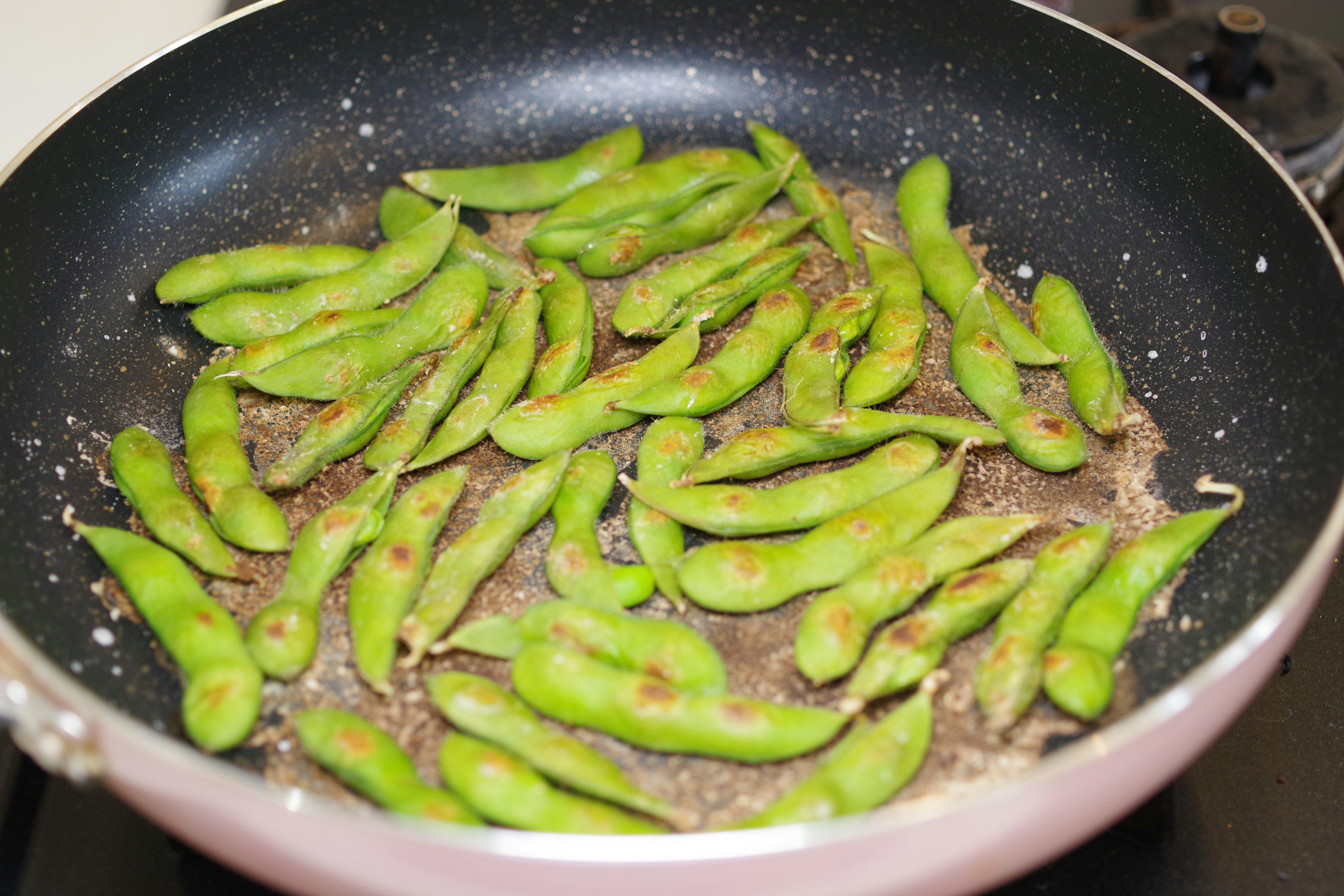 フライパンで焼く枝豆