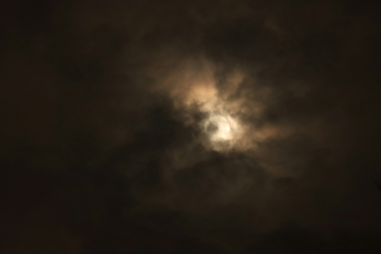 夜空中透过黑云的月亮