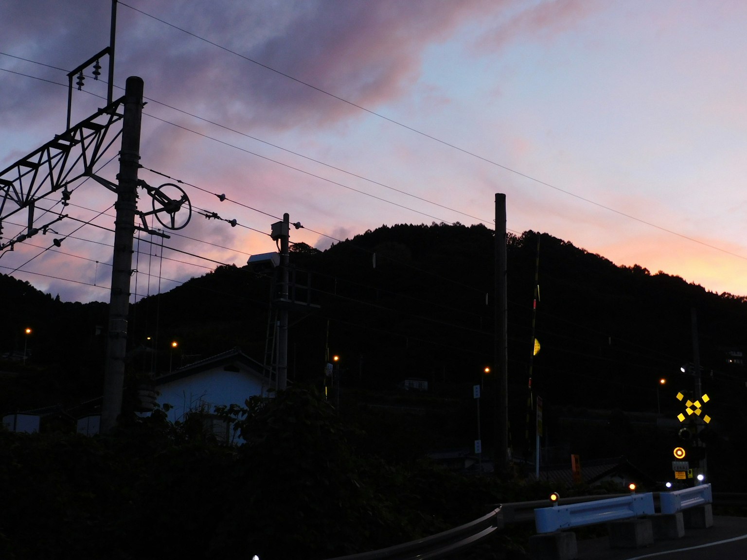 เงาของภูเขาในยามพลบค่ำกับเสาไฟฟ้ารถไฟ