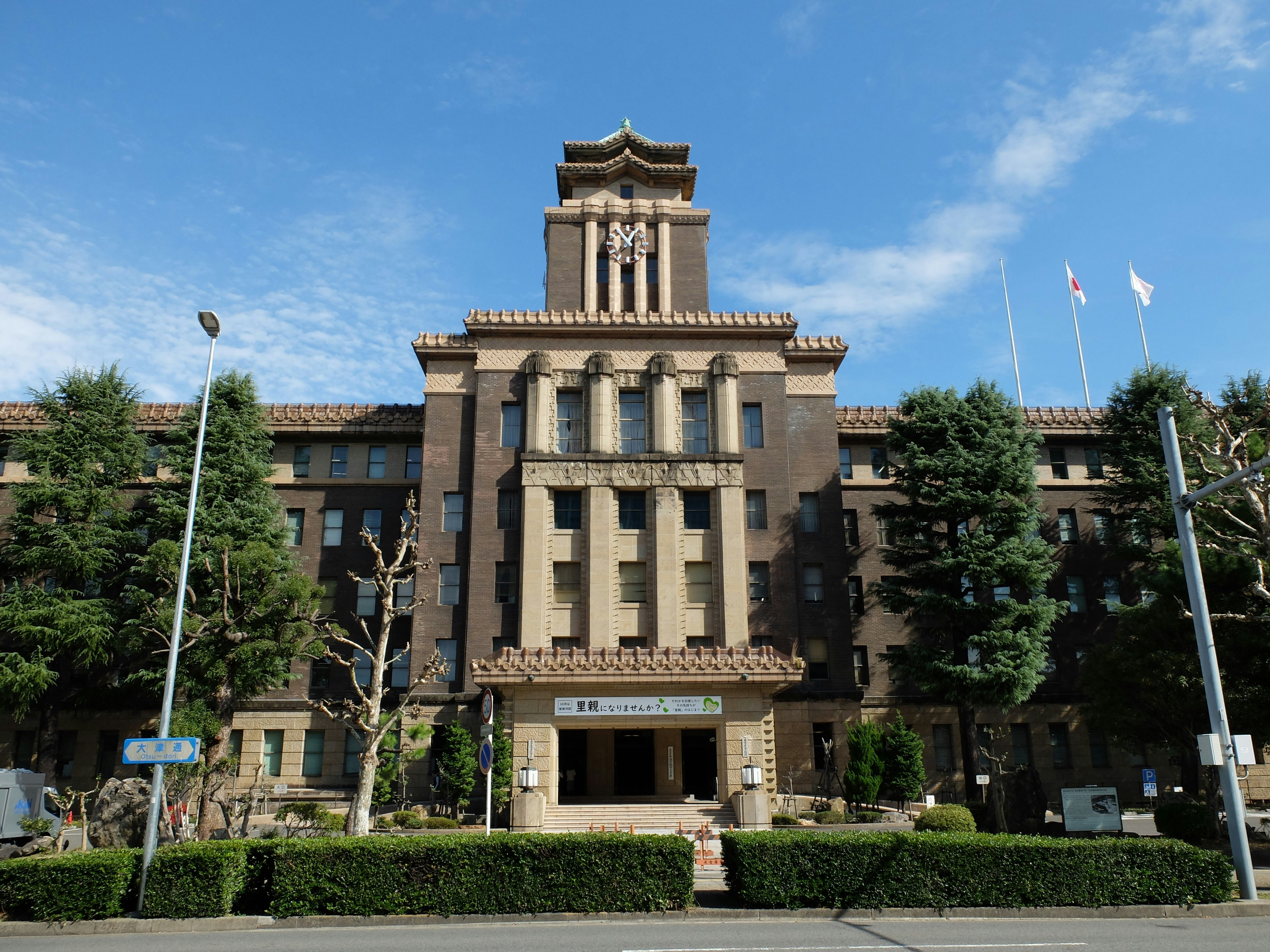 名古屋市役所の正面玄関と建物外観