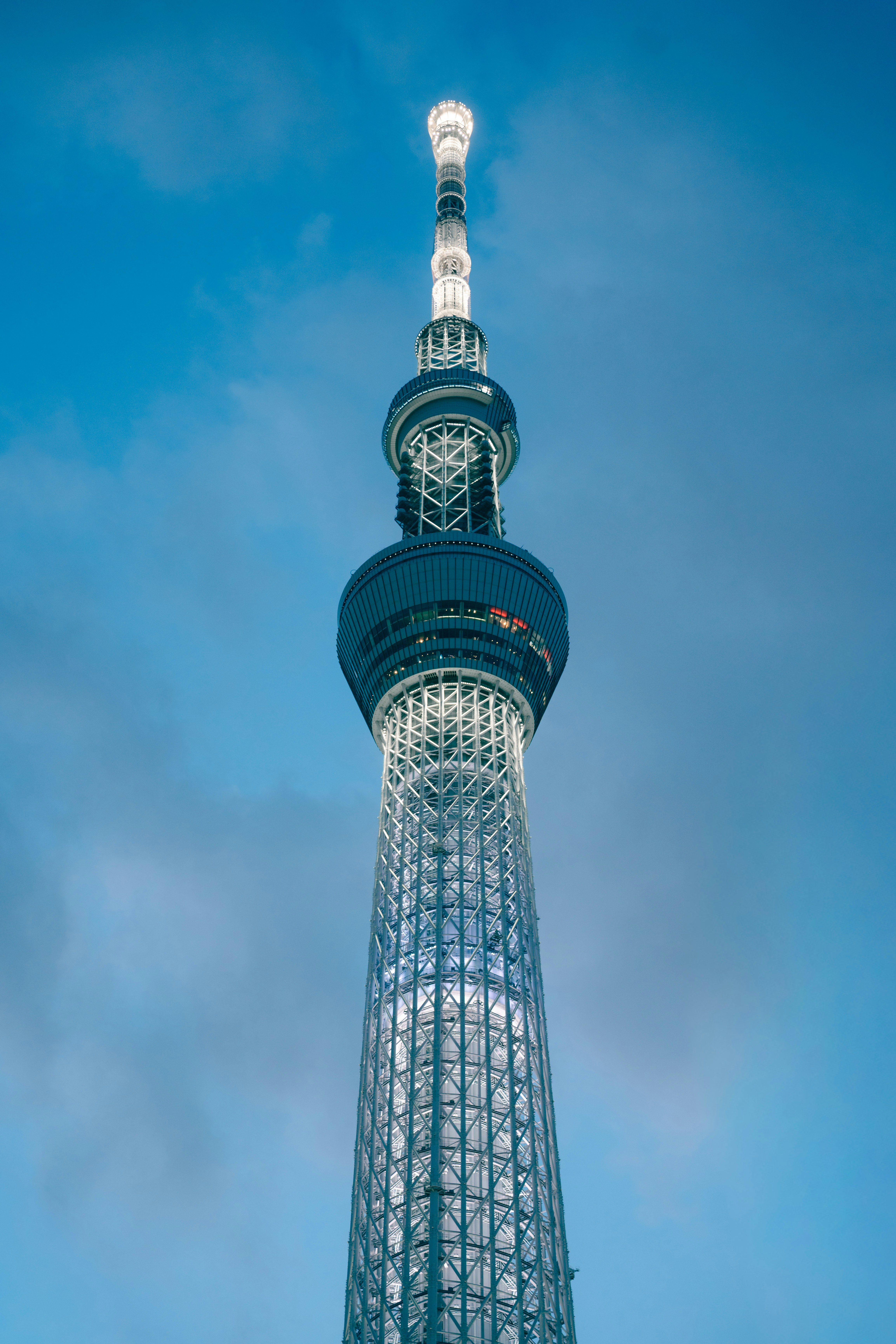 東京スカイツリーを見上げる青空の下のタワー
