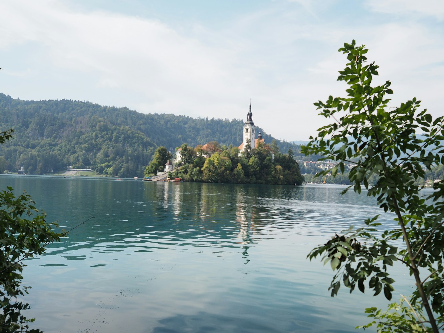 Malersicher Blick auf den Bleder See mit der Bleder Insel und ihrem Kirchturm