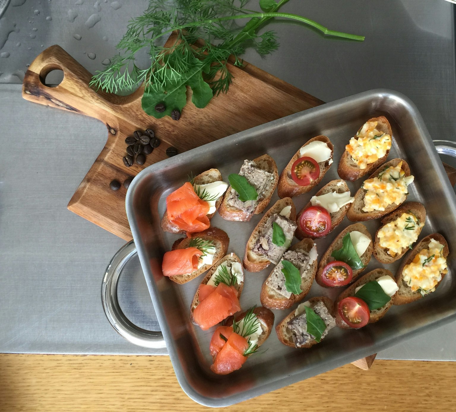Ein Tablett mit verschiedenen Vorspeisen mit verschiedenen Belägen auf geröstetem Brot