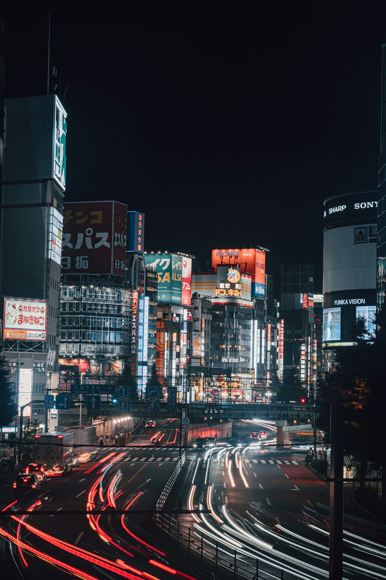 Paesaggio urbano vibrante di Shibuya di notte con edifici illuminati